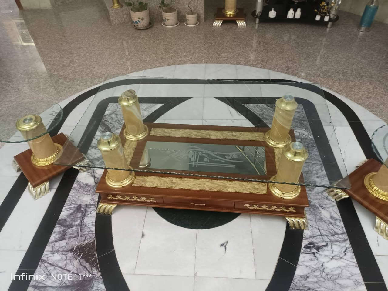 ميز كبير • ٤ طبلات • طاولة