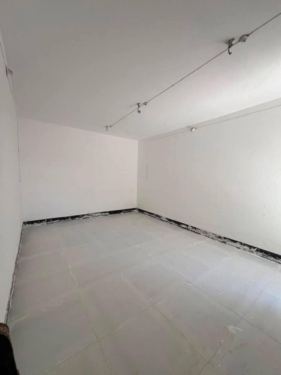 بيت الايجار حي النداء مساحه ٥٠ م طابقين على ساحه كفه شارع ستين الاول وقريب على شارع الكفيل *********** 
ايجاره 200
