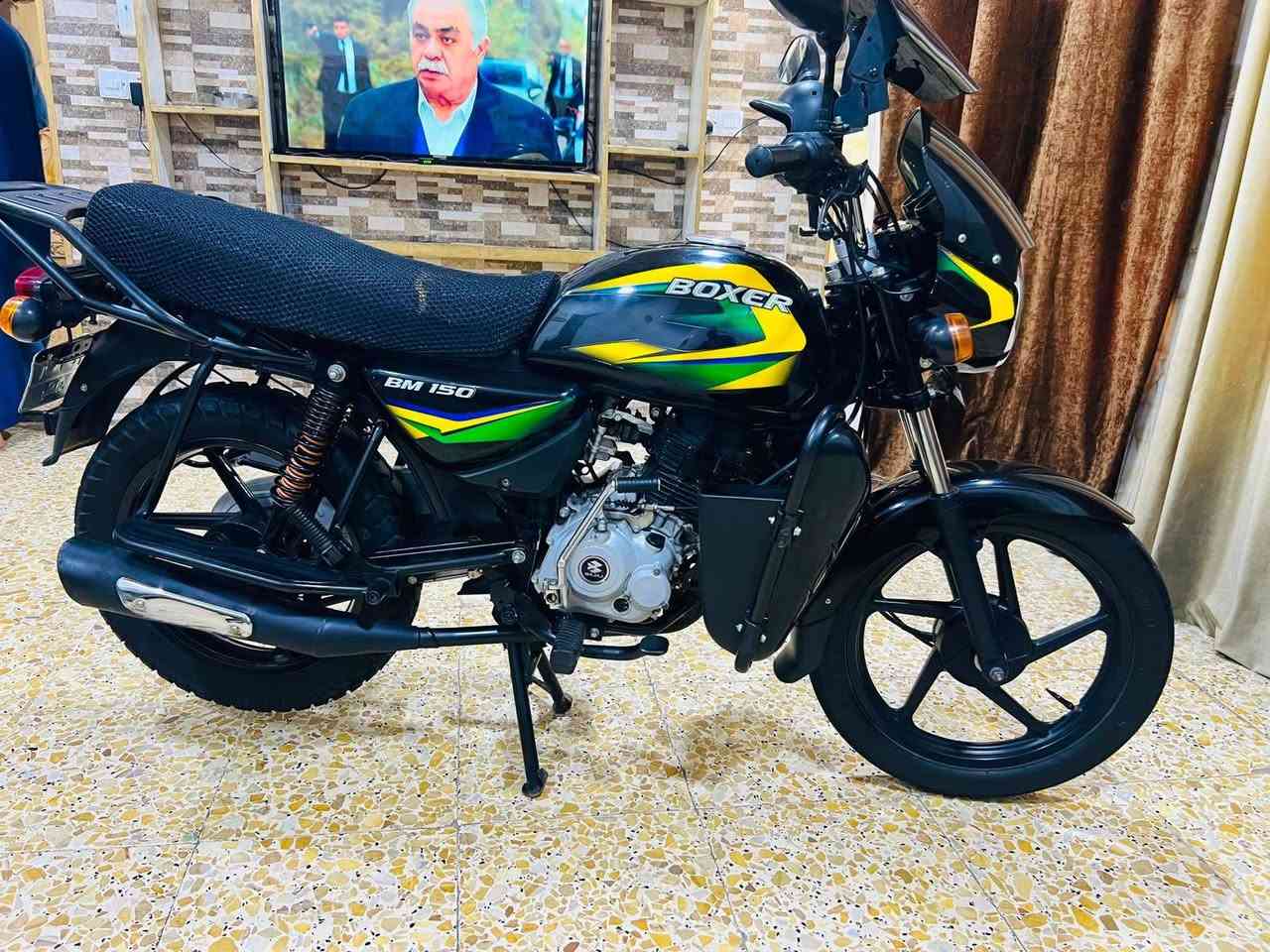 بوكسر كلاسك مديل 23نازله بل24 رقم بغداد ماشيه  12 شرط التحويل ثاني يوم  مكينه برغي مامفتوح بيهه بعدهه بوضع الشركه تخم تاير جديد  دراجه استخدام شخصي. شخط مابيها والنضافه مثل متشوف   دراجه مكفوله كفاله عامه اخت الزيرو   مكاني بغداد الكرخ  
السعر 2و300وبيها مجال لشراي ***********
