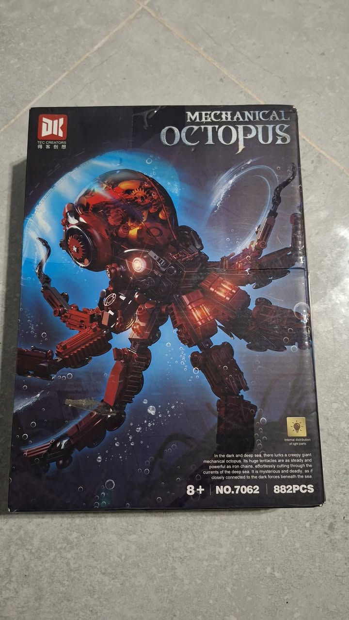 مجموعة بناء "الأخطبوط الميكانيكي" (Mechanical Octopus) من العلامة التجارية DK Tec Creators.تحتوي المجموعة على 882 قطعة وتتضمن أجزاء مضيئة.تعتبر هذه اللعبة مناسبة للأعمار من 8 سنوات فما فوق وهي مصممة كنموذج عرض أو لعبة تعليمية (STEM).يمكن العثور على المنتج عبر الإنترنت تحت رقم الموديل NO.7062.
السعر/٣٥ الف 
تواصل واتس اب ***********
