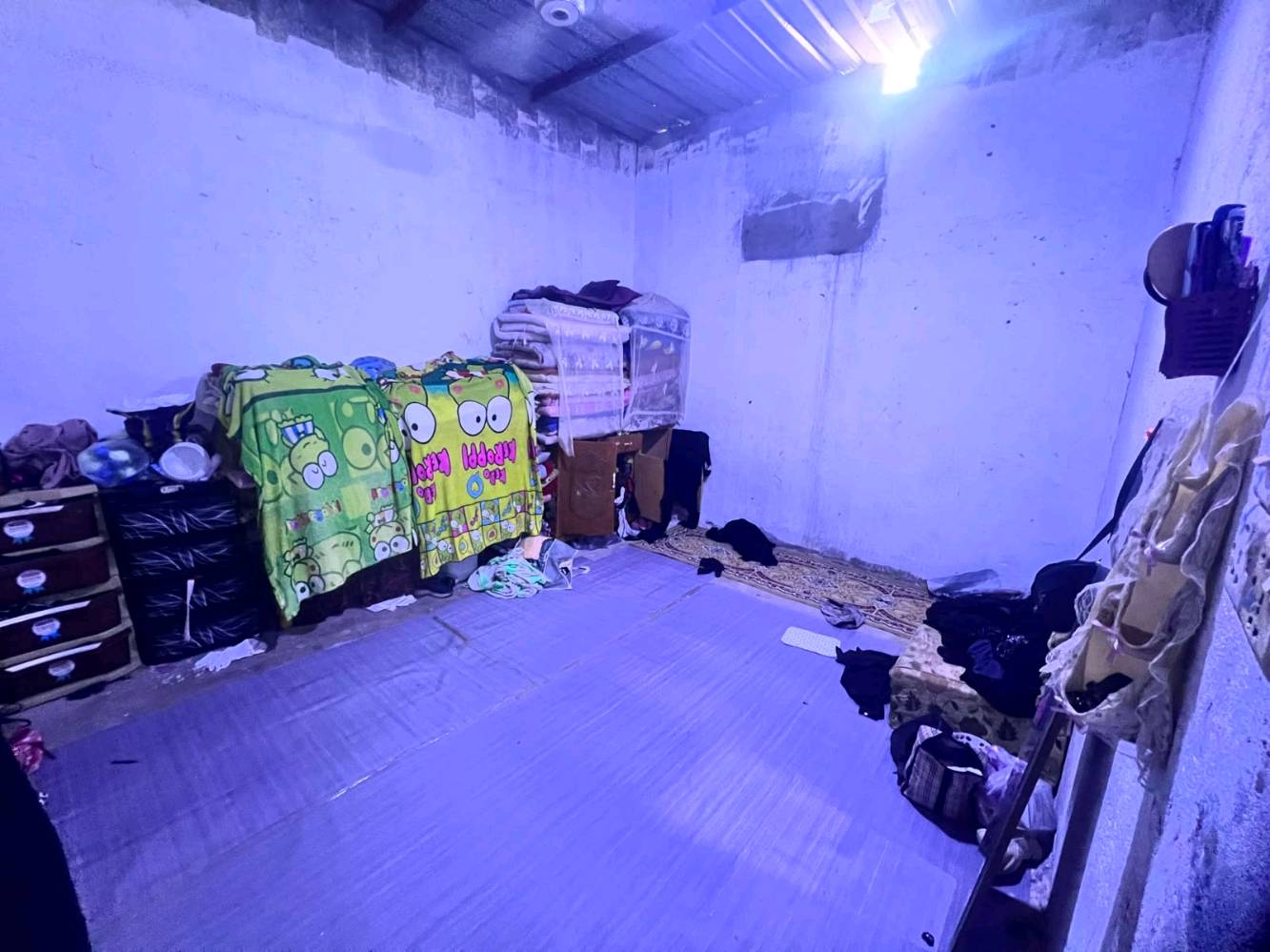 السلام عليكم بيت في البصره بلجنينه بحي الانتصار تجاوز بيت مساحته 200 بي غرفتين وستقبال وديوانيه ومطبخ ومخزن داخلي وخارجي ومشتملات طارمه جبيره البيت جينكو  البيت عَوزه ترتيب شوي من الداخل  سعر البيت 15 مليون وبي مجال لشراي التواصل***********
