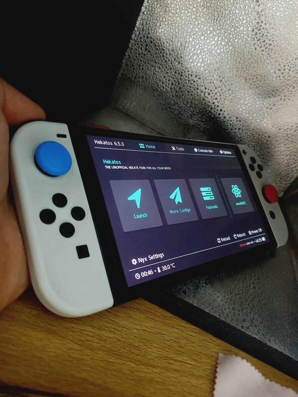 السلام عليكم ورحمة الله 
نينتيندو سويتش اوليد OLED مهكر للبيع 
مرحبا شباب متوفر حاليا نينتيندو سويتش الاولد 
جهاز اخو الجديد بالنضافه 100% 
مهكر قطعه تهكير دائمي وليس سوفت 

يحتوي على الكثير من الالعاب مثل / 
باتمان جزئين / زيلدا جزئين / ريد ديد / مورتال / نسخ ماريو  
اكثر من 25 لعبه وتكدر تحمل اي لعبه تعجبك ع النضام المهكر

 طبعا كامل ملحقات كل شي كامل / 
الدوك للعرض ع البلازما / كريب جويكون / سلايد / كيبل HD 
شاحنه الاصليه /  جويكون الاصلي مالته ختم شركه nintendo 
كارتونته موجوده  / يحتوي على لاسق حمايه للشاشه / 
ملحقات اضافيه عندي مثل جوستكات وغيرها ايضا للبيع 

سعر الجهاز ٤٠٠ الف توصيل لجميع المناطق والمحافظات موجود 
تواصل ع رقم / ***********  / واتساب أو رصيد 
غير متواجد دائما على الماسنجر 
العنوان / بغداد  - البياع  - شرطه الخامسه بغداد, العراق
