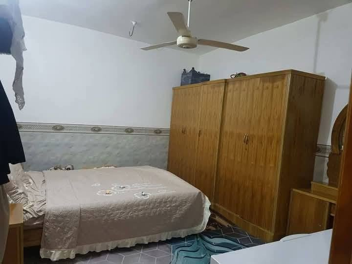 السلام عليكم بيت للبيع في كربلاء المقدسه عله طريق معملجي خلف مدارس العتبه العباسيه مدرس العميد مساحه البيت 100متر طابقين طابق ال اول صاله ستقبال غرفه مطبخ منور صحيات دخليه خارجيه طابق ثاني صاله ثلاث غرف نوم معا صطح وجهت البيت 10اب 10متوفر كلشي يمك مسواك مدارس بي نت ضوي بي كهرباء ماي مجاري كلشي متوفر بي خط سيارت لل امام عليه سعر تصال وتدلل 
رقم مبايل ***********
