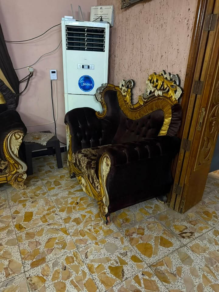 اثاث مستعمل
طخم ملكي مع طبلات زجاجية 10 مقاعد السعر 425 الف عنوان بغداد مقابل مرور الطوبجي ***********
