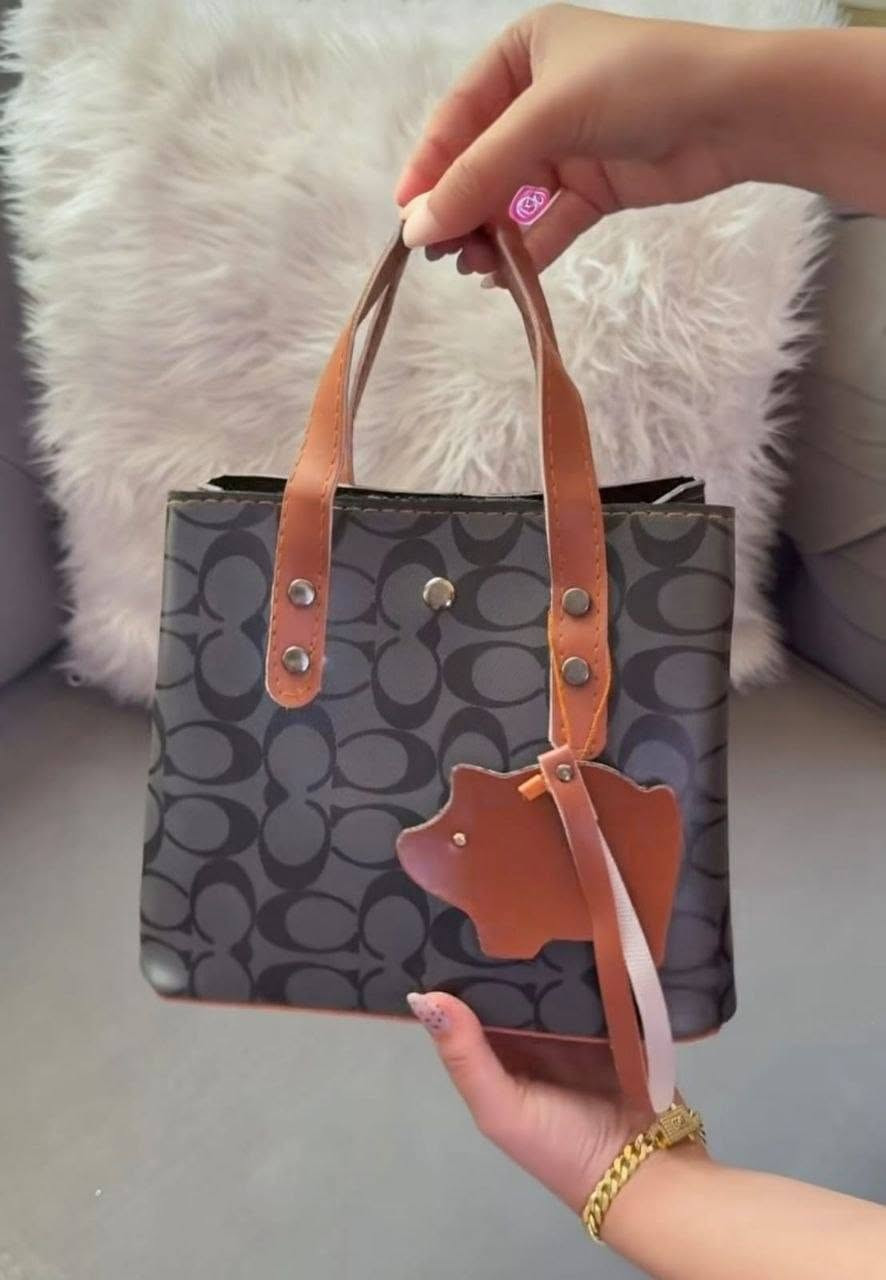 جنط جلد قطعه 7 الف فقط❤️‍🔥 كل ٤ قطع جنطه هديه👜 من اختيار البيج  توصيل🚗 الف داخل رفاعي للحجز مراسله خاص 👇

نص مكتوب في الصور:
- 🤎😳small🤎
- كتيبه كبيره