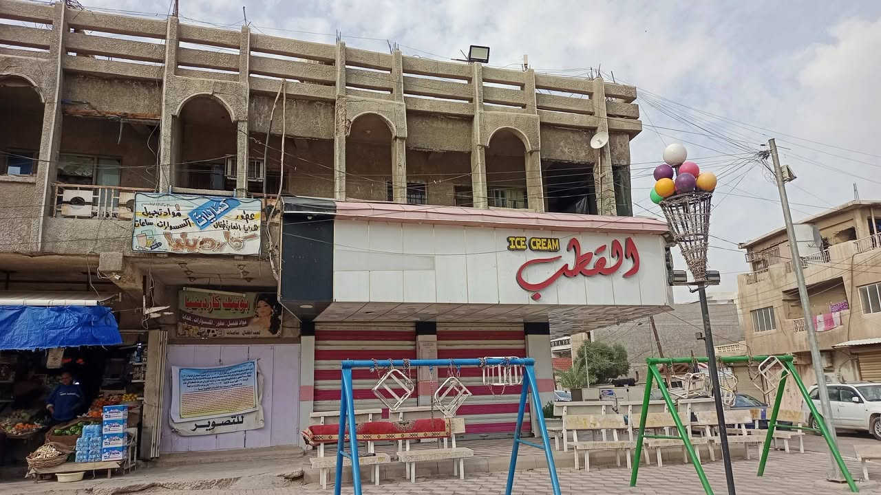 📣 إعلان بيع عقار بالمزايدة العلنية (للمرة الثانية)صادر عن محكمة بداءة بغداد الجديدةتعلن محكمة بداءة بغداد الجديدة عن إجراء المزايدة العلنية للمرة الثانية لبيع العقار المدرجة تفاصيله أدناه، وذلك في يوم الإثنين المصادف 24 آب 2026 (24 / 8 / 2026).🏢 تفاصيل العقار:نوع العقار: بناية تجارية واستثمارية متكاملة + بيت سكني خلفي.الموقع: بغداد، منطقة البلديات، الشارع العام (موقع استراتيجي ومميز).المكونات:بناية تحتوي على 6 شقق سكنية.10 محلات تجارية مطلة على الشارع العام.يشتمل العقار على المحل الشهير (مرطبات القطب).بيت سكني يقع خلف البناية مباشرة.الأبعاد والمساحة:الواجهة: 33 متراً على الشارع العام.النزال: 25 متراً.🚀 فرصة استثمارية استثنائية:يعتبر هذا العقار فرصة استثمارية ضخمة ومضمونة الأرباح نظراً لموقعه الحيوي على الشارع العام مباشرة، وتنوع وحداته بين التجاري والسكني، بالإضافة إلى وجود علامة تجارية معروفة في الموقع (مرطبات القطب).📜 شروط الاشتراك في المزايدة:موعد المزايدة: يجري البيع في مقر محكمة بداءة بغداد الجديدة في تمام الساعة 12:00 ظهراً من يوم 24 / 8 / 2026.
الاتصال على رقم الهاتف 
***********
