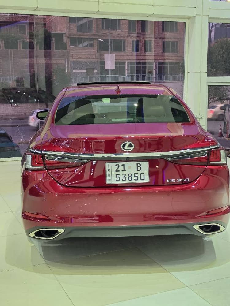 Lexus ES 350 2025 
2000km 
سعر ٣٥٠ ورقة بدون صبغ حادث بسيط 
*********** السليمانية, العراق
