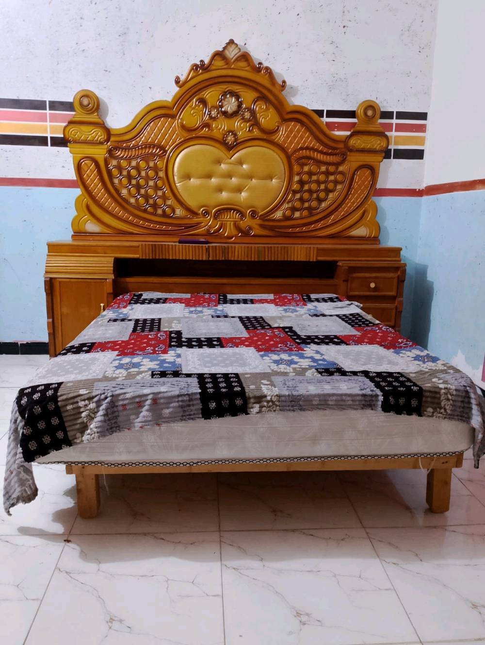 بغداد ابو اغريب الزيدان
شنو قياسات السرير والدولاب والتسريحة بالضبط حتى أتأكد تناسب الغرفة؟: 
ماعرف ولله 
الغرفة من أي ماركة أو شنو اسم/نوع الموديل إذا تعرفه؟: 
حطاطه
توجد أي خدوش، تلف، أو ضعف بالمفاصل والأبواب لو كلها سليمة؟: 
استعماله كلش قليل 
وين موقعك بالضبط بالمحافظة/المنطقة؟ وهل التوصيل متوفر لو الاستلام من المكان فقط؟: 
بغداد ابو اغريب الزيدان 
السعر شكد؟ وهل بيه مجال للتفاوض أو تريد بيعه نهائي؟: 
500وبه مجال
