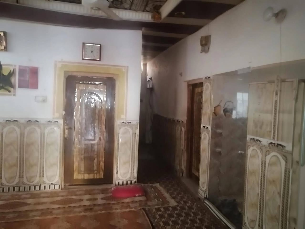 السلام عليكم
دار للبيع في الصالحية يحتوي ع شقة  وغرفين بالطابق الأرضي قرين عن الشارع القائد ثالث بيت عن الشارع المساحه ٢٢٠م منطقة كامله الخدمات السعر خاص للاستفسار الاتصال على الرقم ***********
