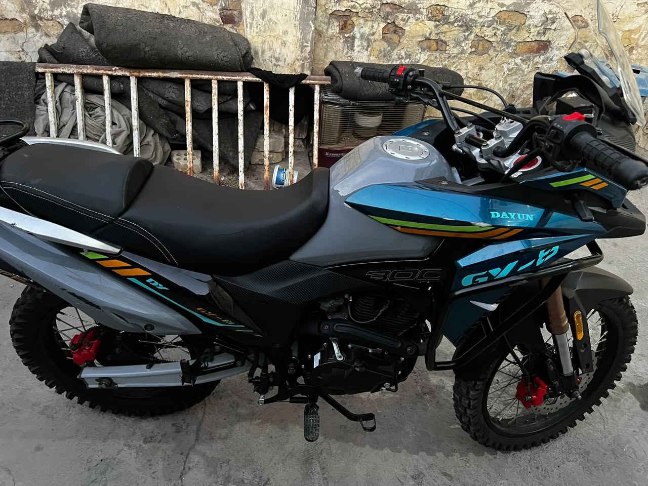 دايوان ادفنجر موديل 26 مكفولة
محرك • 300 cc
مرقم لوحات • إنكليز أربيل 

الدراجة بعدها بسم المعرض تروح انته تفتح عقد مروري ب ايدكً وتحول 

ماشيه الف و 800 

زيرو استعمال شخصي 

السعر • 3400 وبيها مجال قليل 

واقيات اليد موجود إذا تريد تبدلهن او تخليهن 

الرقم • ***********

سبب البيع . عندي عملية
