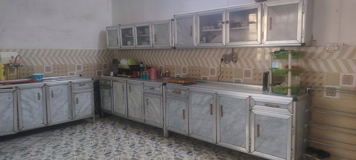 بيت للبيع مساحة 220 متر في منطقة الجمالية ( الحصوة)  قرب جامع السجاد ع قرب الابراج 
البيت يحتوي على استقبال كبير 7×4
مطبخ + 3 غرف + صالة + خلفية 
حمام خارجي +حمام داخلي طرمة بيها سقيفة 
بي خط مولد مع المغاسل وماطور ماء وسخان  وتانكي ابو الفين لتر عدد 2
هدية للمشتري 
السعر 35 وبي مجال 
للاستفسار ***********
ملاحضة.   يباع بلا اثاث #عقارات_كربلاء #بيع_شراء_كربلاء #ايجار_كربلاء #طابو_صرف_كربلاء
