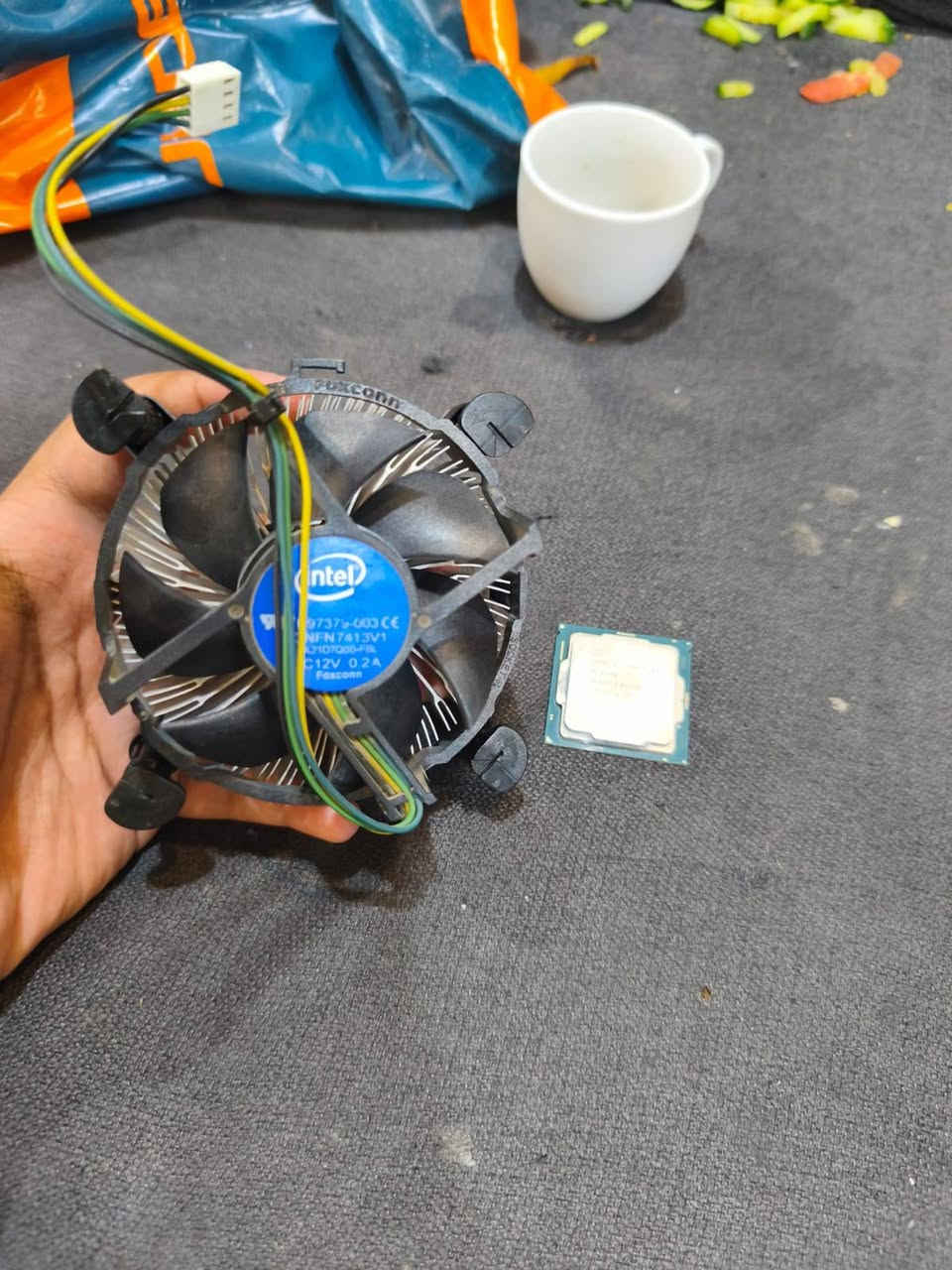 🔥 وحش الفئة الاقتصادية: معالج Core i5-8400 بحالة أخت الزيرو معالج + مبرد إنتل الأصلي هدية! 🔥
إذا تدور تجميعة اقتصادية وشغل مضمون بدون مصاريف زايدة، هذا العرض إلك!
المواصفات والضمان:
مبرد إنتل الأصلي (هدية ويا المعالج): يجيك وياه المبرد شد واستخدم فوراً بدون ما تشتري مبرد منفصل.
كرت شاشة مدمج (Intel UHD Graphics): تشغل بيه شاشة وتصفح وألعاب خفيفة فوراً بدون ما تحير بكارت خارجي كبداية.
الحالة والضمان: سليم 100%، نظيف جداً وخالي من أي مشاكل.
شرط الفحص: جيب المذربورد وياك وتعال افحص واقتنع بيدك قبل لا تدفع ولا دينار.
الأداء: 6 أنوية حقيقية تنطيك أداء ممتاز بالسعر هذا.
💰 السعر: 75 ألف دينار عراقي فقط (سعر قفل ومناسب جداً للقطع).
للتواصل ***********
🔥 وحش الفئة الاقتصادية: معالج Core i5-8400 بحالة أخت الزيرو معالج + مبرد إنتل الأصلي هدية! 🔥
