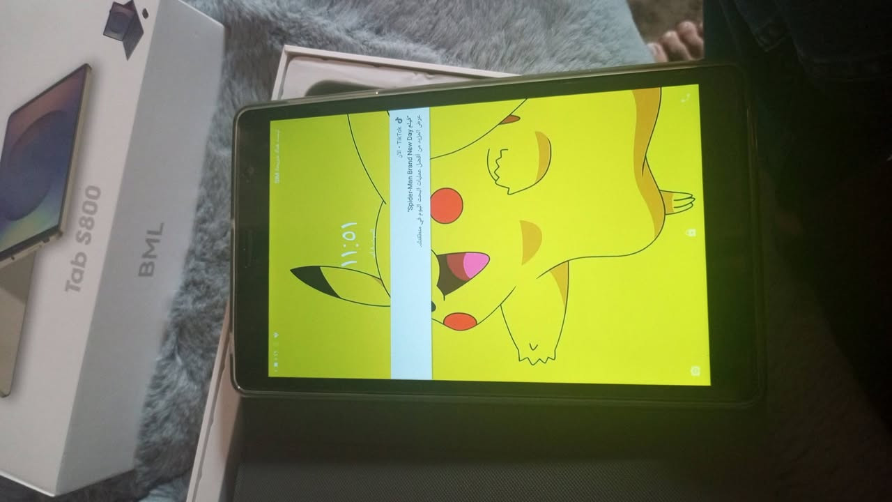للبيع سعره 160 بي مجال استعمال شي قليل 
توضح الصورة علبة تابلت اقتصادي يحمل اسم BML AI PAD Tab S800، وهو جهاز لوحي موجّه بشكل أساسي للدراسة، المهام اليومية الخفيفة، والترفيه للأطفال.
المواصفات الفنية المكتوبة والمُعلنة للجهاز:
الذاكرة العشوائية (RAM): 12 جيجابايت.
ذاكرة التخزين الداخلية (ROM): 512 جيجابايت.
الشاشة: مقاس 8 بوصة بدقة FHD ومن نوع Incell.
البطارية: سعة ضخمة تصل إلى 10000 مللي أمبير.
نظام التشغيل: أندرويد 14.
الاتصال: يدعم شبكات الجيل الخامس 5G وتشغيل شريحة اتصال + واي فاي.
الكاميرا: خلفية بدقة 13 ميجابكسل وأمامية بدقة 5 ميجابكسل. 
اتصل *********** بي واتساب
