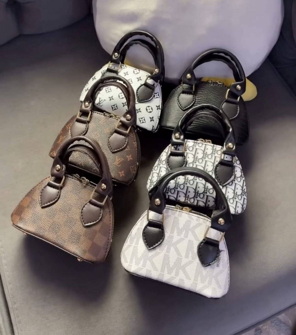 جنط جلد قطعه 7 الف فقط❤️‍🔥 كل ٤ قطع جنطه هديه👜 من اختيار البيج  توصيل🚗 الف داخل رفاعي للحجز مراسله خاص 👇

نص مكتوب في الصور:
- 🤎😳small🤎
- كتيبه كبيره