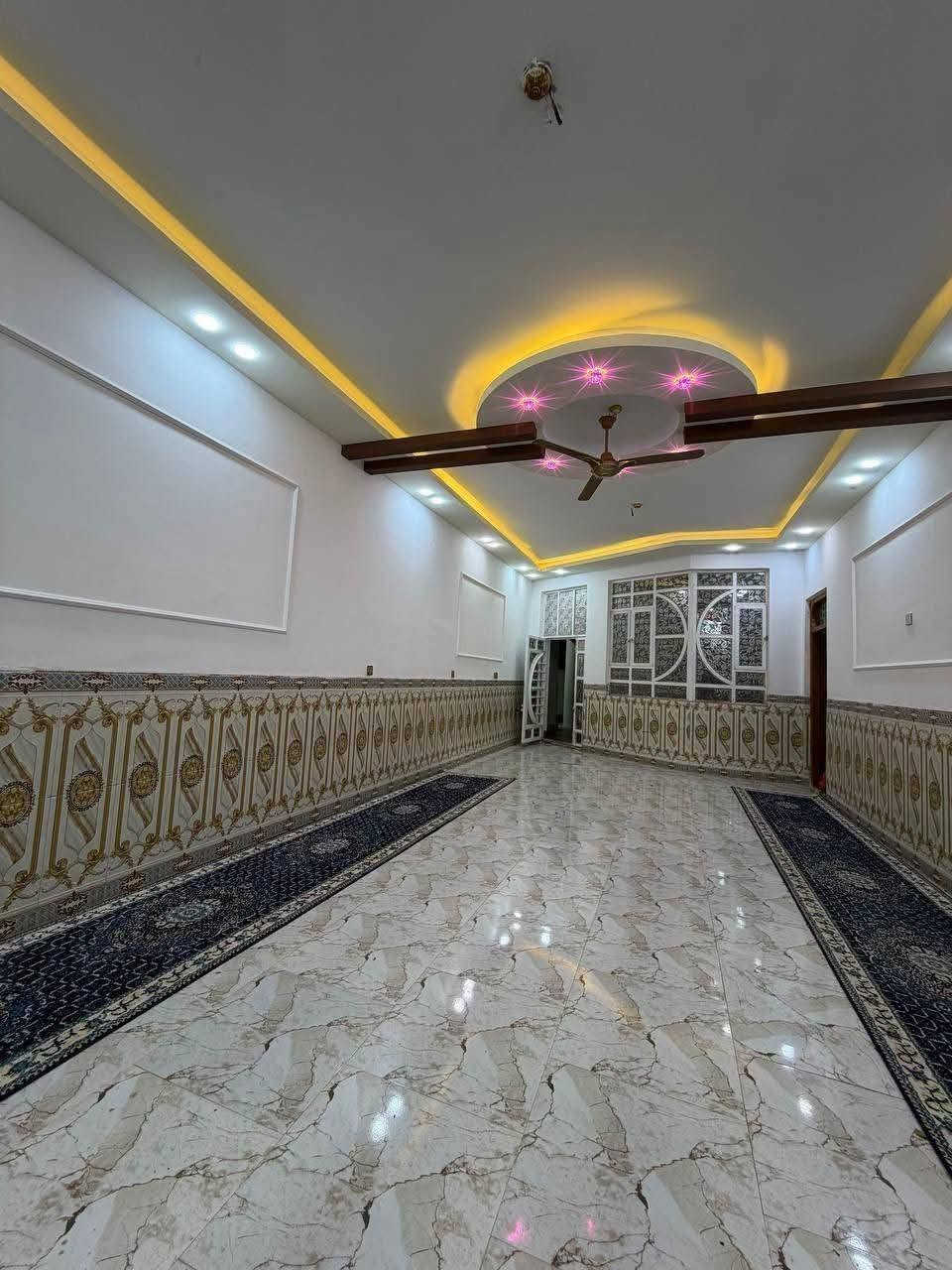 مكتب النور للعقار عله شارع الصب عامود  262
مساحه 600متر 
 
*********** 
✅ مشمول بقرار التطويب بيت بناه طابوك صب كونريت بناه جناي 

مقابيل قريت الغدير نجف البيت راكن 
المساحه 600المبني  300الحديقه 200
وترك 100متر خلف لبيت 
البناء الستقبال طوله 12
غرفه  5/صاله/مطبخ 1/  صحيات عدد4داخل وخارج /
بناء طابوك / اساس + وسكف صب كونكريت *********** واتساب وتصال 

ألخدمات 🏡 
ماء/كهرباء/مدارس/سوك /تبليط/لحد الباب عرض شارع 20 كله تبليط
