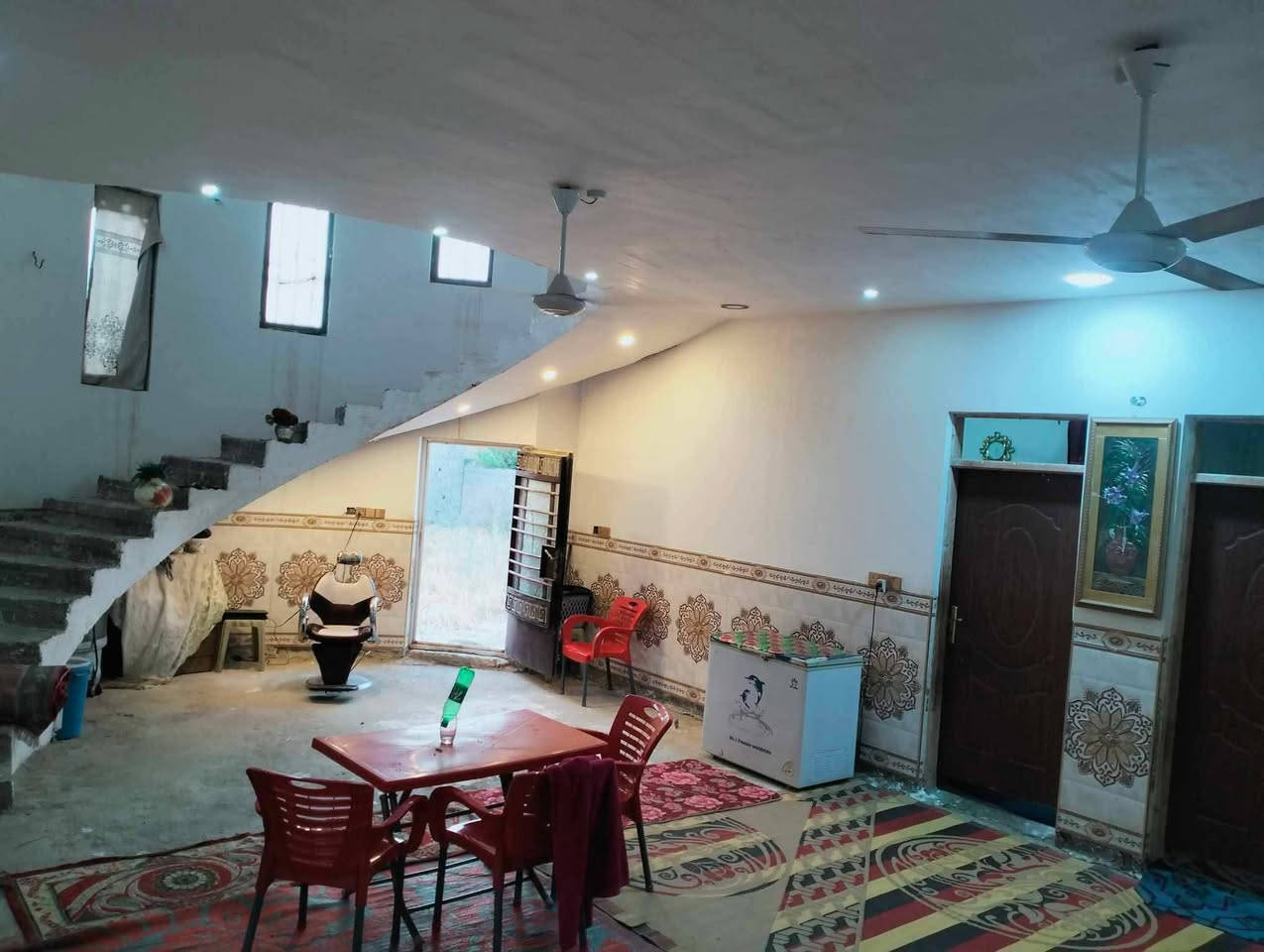 🏡 فرصة عقارية مو كل يوم تتكرر | للبيع في بغداد

إذا تبحث عن أرض بمساحة كبيرة + بيت جاهز + موقع استثماري قوي، فهذا العقار يستحق تشوفه 👌🔥

📍 الموقع:بغداد – البياع – دوانم الشرطة الخامسة📌 على سريع الحلقي الجديد مباشرة

📐 مساحة الأرض: 1400 م² صافي🚫 بدون شارع📜 الجنس: طابو زراعي – سند 25 – قرار قاضي📍 طابو المنصور

🏠 البيت:مساحة البناء 300 م²🗓️ بناء سنة 2018📏 واجهة 12.5 م📏 نزال 24 م

✨ تفاصيل البيت:

▪️ استقبال 5 × 8▪️ مطبخ 5 × 6▪️ صالة 6 × 8▪️ مجمع صحيات 2 × 6▪️ غرفتين، مساحة كل غرفة 4 × 5 مع سويت خاص▪️ غرفة بالطابق الثاني 4 × 5 مع سويت + بيتونة

💰 السعر: 360 مليون

⭐ ليش هذا العقار مميز؟لأنك تحصل على مساحة 1400 متر + منزل جاهز للسكن + موقع قريب من السريع الحلقي الجديد، يعني العقار مناسب للسكن وكذلك يحمل قيمة استثمارية مستقبلية.

📞 للاستفسار والتفاصيل:
***********
***********
