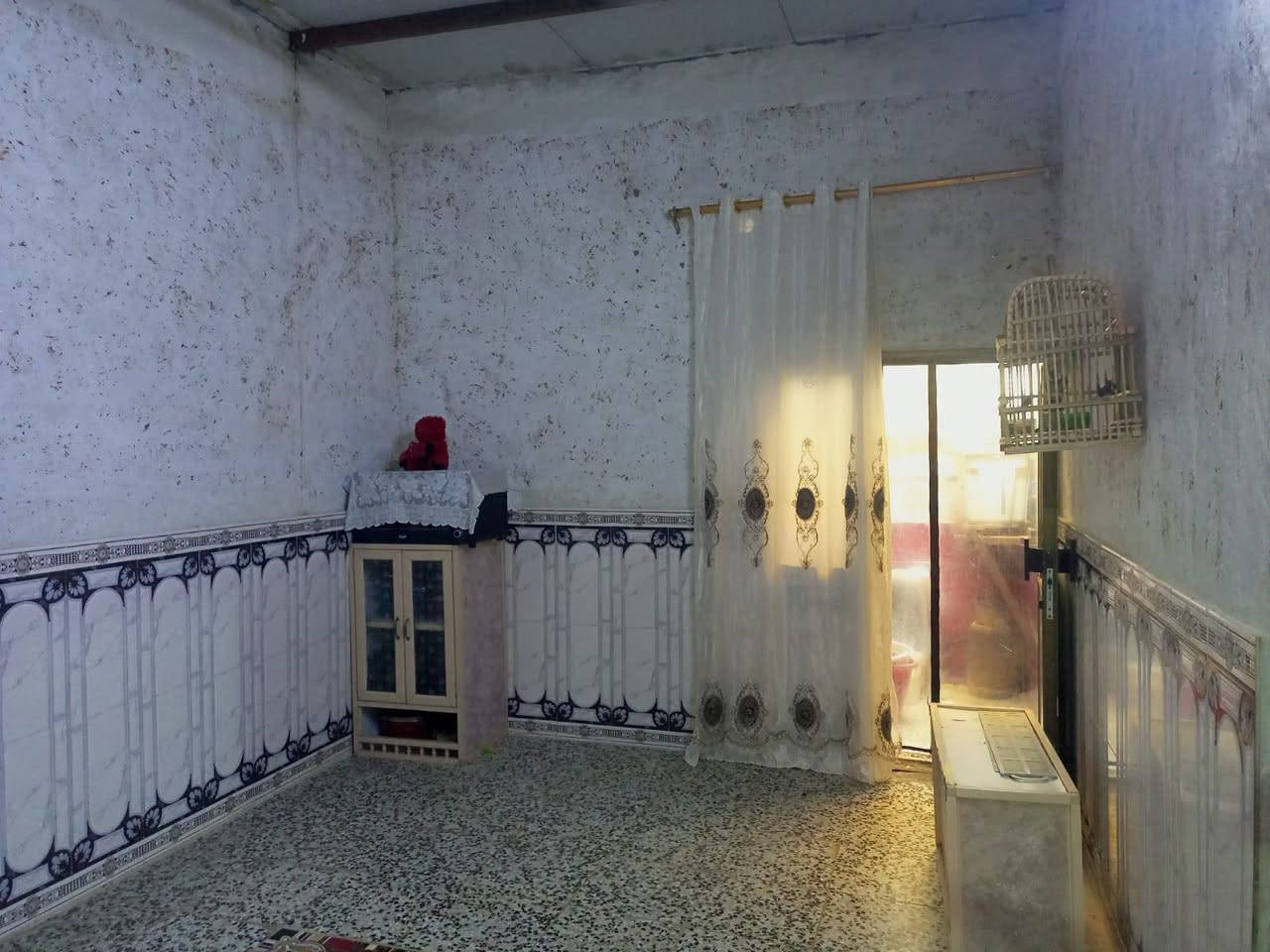 بيت للبيع المساحه 100م  سند 25 يتكون من غرفه وستقبال ومطبخ وصاله وصحيات  السقف سندويج   ماء ومجاري وكهرباء يبعد عن الشارع 200م المكان الحر الصغير على البزل حي الهادي قرب مخزن سيراميك شهرزاد ***********  سعره 45  وبي مجال
