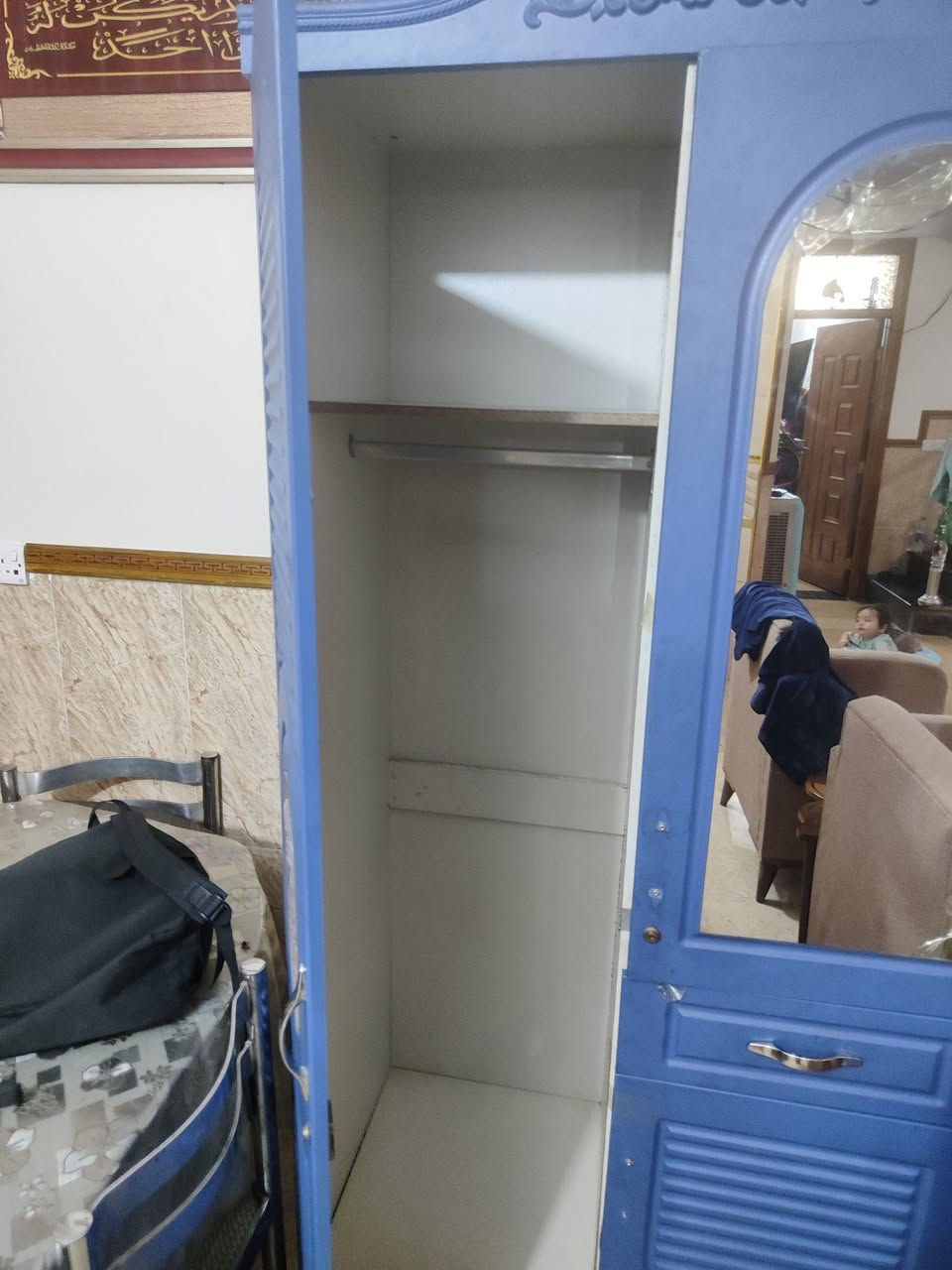 كنتور بابين لون چويتي مع سرير نفر واحد نفس اللون مع بردة وكاربت كبيره الجميع نفس اللون للاستفسار الاتصال بالرقم 
***********
الأمين الثانيه
