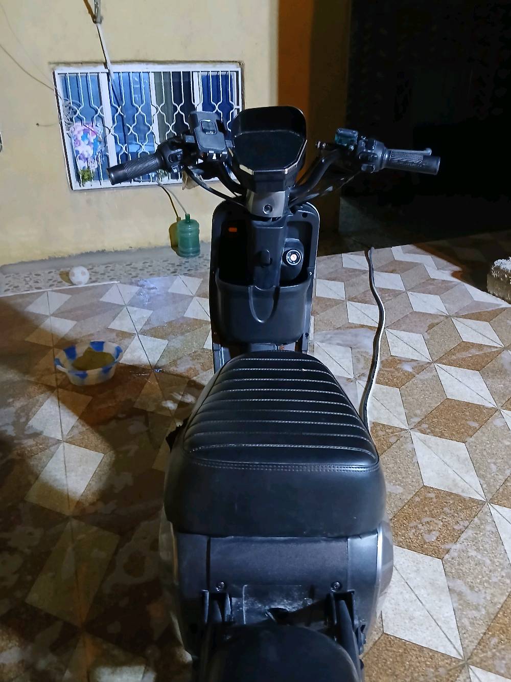 دراجة R9. 5 بطاريات كبار سرعة 65 حقيقي فول مواصفاة دراجة كلشي بيها شغال بيها حادث متضرر بيها الكفر و السكان شي قليل اللي بالصورة كهربائاتها شغالة دراجة جديدة اخذتها شهر 3 سعرها 350 و بيها مجال
هلا حبيبي، شنو المدينة/الموقع بالضبط مال الدراجة، وهل أكو فحص بالمكان أو تگدر تجيبيها للمشتري؟: 
بابل وردية خارج 
موديلها شنو بالضبط وسنة الشراء/الصنع شكد؟ وإذا عدها أوراق أو فاتورة/كفالة تنذكر حتى يكون أوضح.: 
2026
الخمس بطاريات شنو نوعهن وقديش حالتهن هسه؟ وشكد تمشي بالشحنة الواحدة تقريباً بالاستخدام العادي؟: 
حالة جيدة 
بالنسبة للحادث: شنو الأضرار بالتحديد بالكفر والسكان؟ وهل تحتاج تصليح غير هالأشياء لو كلشي ثاني سليم؟: 
شي بسيط
السعر 350 نهائي لو قابل للتفاوض؟ وإذا عندك شروط مثل الدفع نقداً فقط أو بدون تبديل، اذكرها بالإعلان.: 
قابل للتفاوض