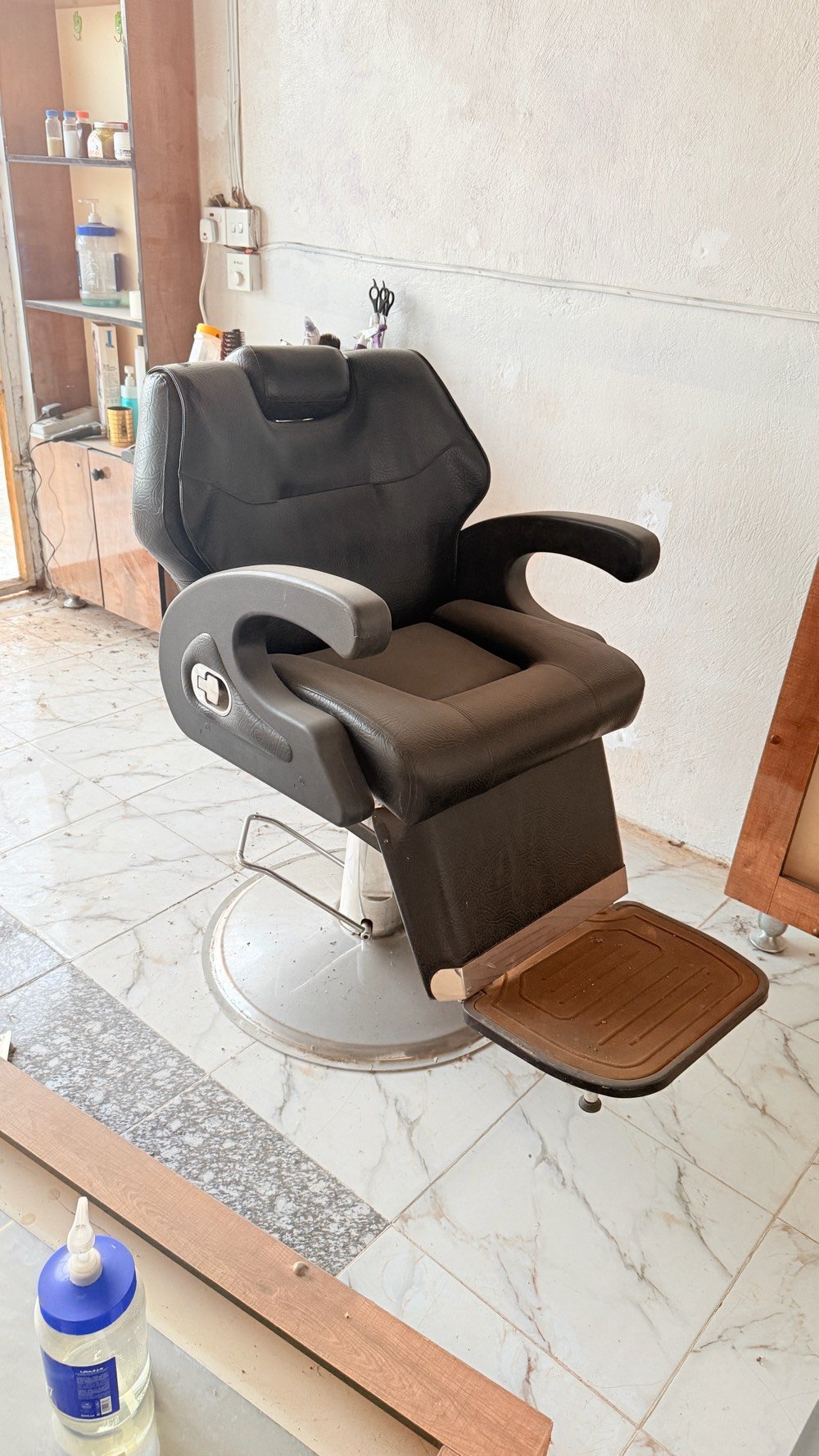 سلام عليكم غراض حلاقه ستخدام شي قليل كلهن جدد كرسي شبح 1 مري 2 مع فاترينه عربانه 1 براد مي 1 وغراض ناعمه