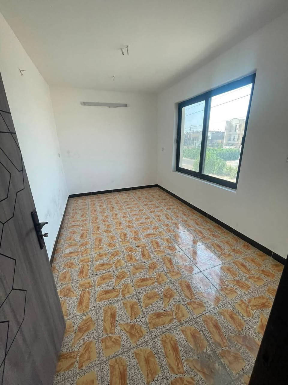 🏡 للإيجار في السيدية | عقار مودرن زيرو

✨ عقار مميز بمساحة 60 م²، بتصميم عصري وتشطيب مودرن.

يتكون من:
• 3 غرف
• صالة
• مطبخ
• خدمات
@
💰 بدل الإيجار: 850 ألف دينار

📞 للتواصل والاستفسار
🏢 متوفر لدى مكتب حلم عقاري ***********
