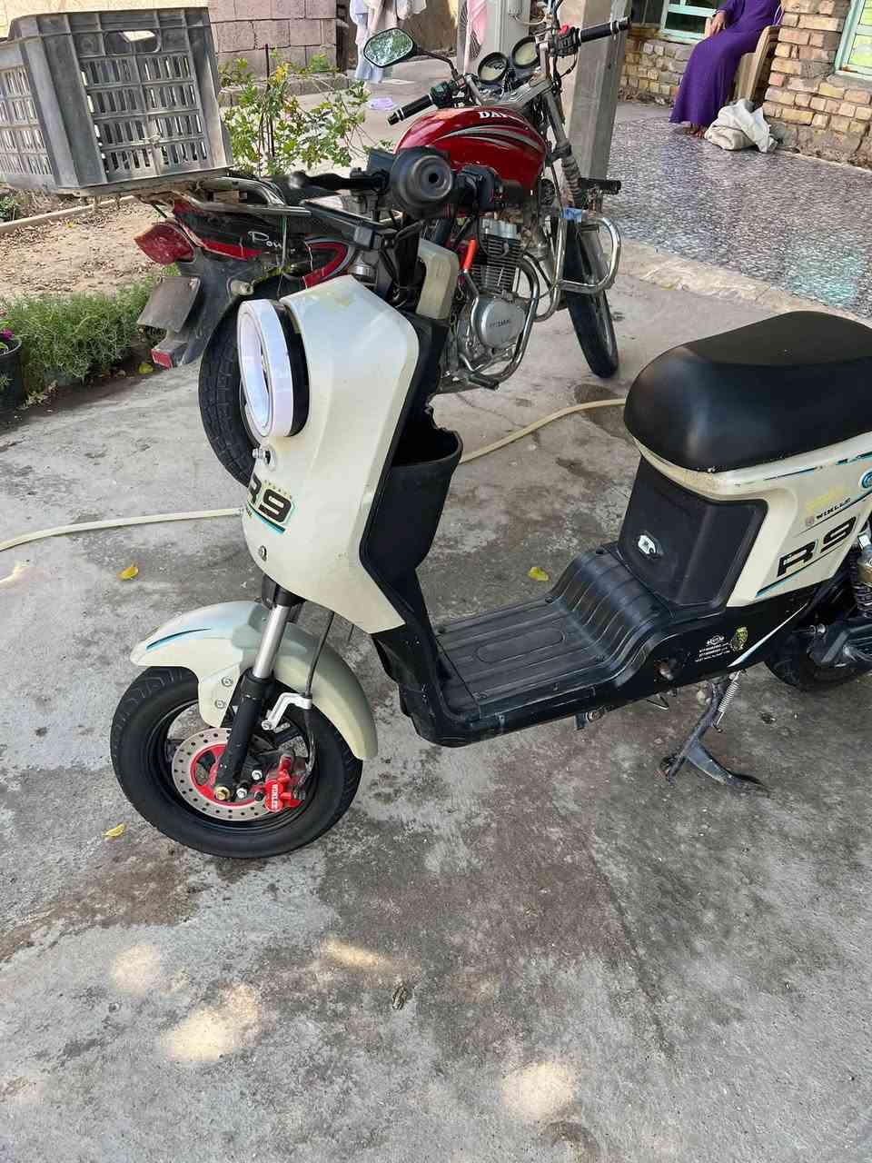 السلام عليكم دراجه شحن للبيع نوع R9الدراجه نضيفه مواصفاتها ملف 1500بطاريات 5 كهربائيات كلها شغاله نضام  R رجوع الى الخلف 4سرع 109سرعه وحقيقي 60 للمكان واسط صويره للسعر 400وبها مجال الاستفسار الاتصال ***********
