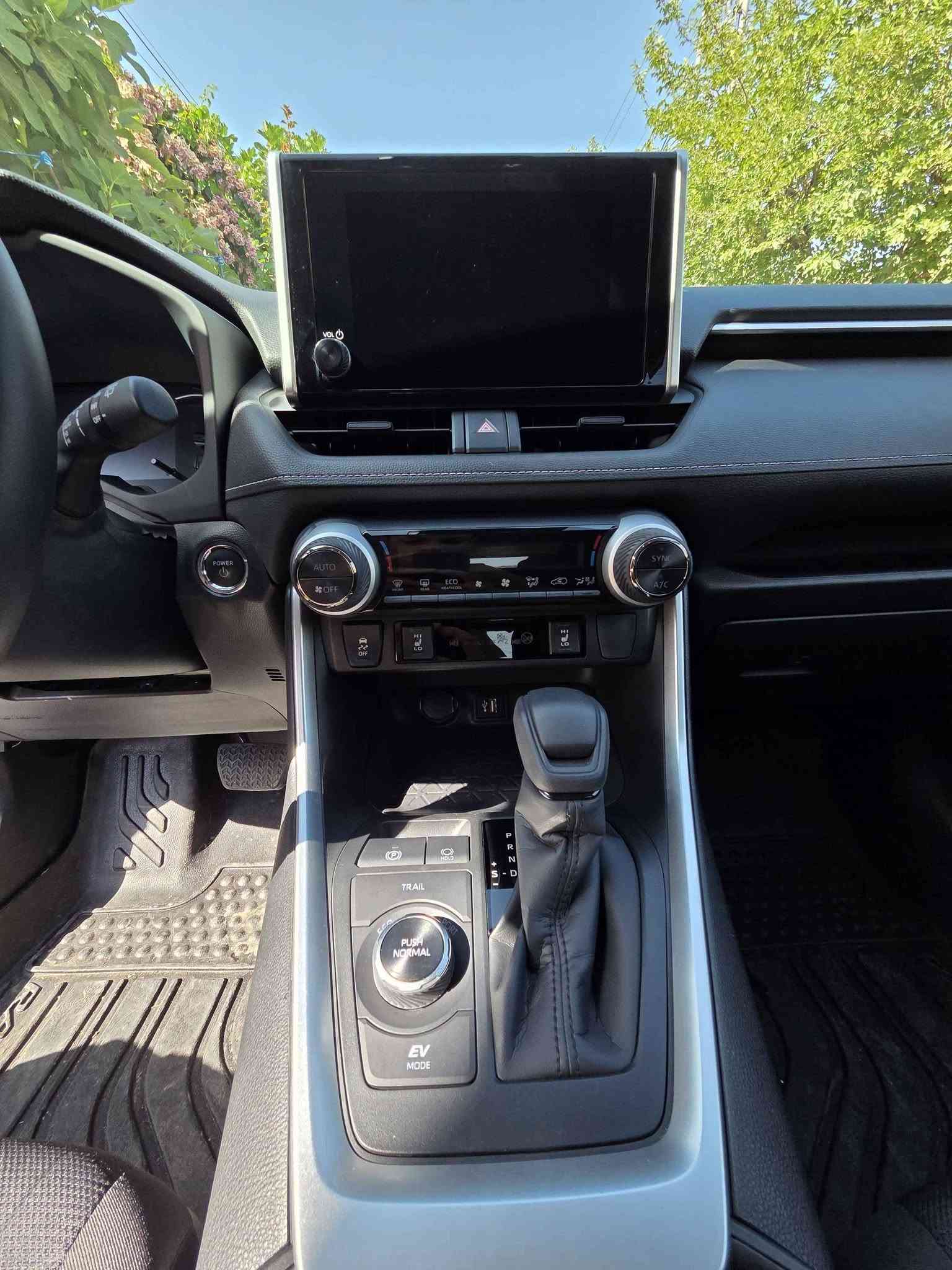 إعلان بيع سيارة تويوتا راف فور
​النوع والموديل: تويوتا راف فور (RAV4)، موديل 2025.
​الفئة: XLE هايبرد (HEV).
​اللون الخارجي: أبيض.
​العداد (الممشى): 26,278 كيلومتر.
​اللوحات المرورية: تحمل لوحات محافظة دهوك (24) مرقمة وجاهزة.
​استهلاك الوقود: اقتصادية جداً بفضل نظام الهايبرد، بمتوسط استهلاك مسجل يبلغ 6.3 لتر لكل 100 كيلومتر.
​المواصفات الداخلية والتقنية:
​شاشة وسطية حديثة تعمل باللمس تدعم نظام (Drive Connect).
​شاشة عدادات رقمية تعرض معلومات تفصيلية لنظام القيادة الهجين (ECO, CHG, PWR).
​المواصفات الخارجية:
​مزودة بسكك سقف علوية (Roof rails).
​عجلات ألمنيوم (جنوط) خماسية الأضلاع.
​الملحقات الإضافية: تأتي السيارة مع كتيبات الضمان ودليل المالك الأصلية لعام 2025، بالإضافة إلى حصيرة مطاطية لحماية أرضية الصندوق الخلفي.
​السعر: 28,000 دولار (280 ورقة).
​للتواصل والاستفسار: *********** دهوك, العراق

