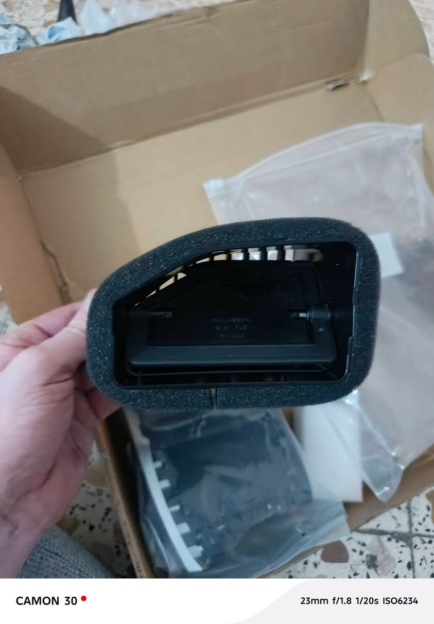 هذه القطعة هي فتحة مكيف (Central/Middle AC Vent Grille) وتحديداً لسيارة بورش كايين (Porsche Cayenne - الجيل الثاني 958) للموديلات من 2010 إلى 2017.
​السيارة: بورش كايين (Porsche Cayenne 958) الموديلات (2010 - 2017).
​مكان التركيب: فتحة التكييف الوسطية (الجهة اليمنى من الشاشة/الوسط).

نص مكتوب في الصور:
- CAMON 30 • 23mm f/1.8 1/20s ISO5393
- CAMON 30
- 23mm f/1.8 1/20s ISO6234
- CAMON 30 23mm f/1.8 1/20s ISO4534
- CAMON 30 23mm f/1.8 1/20s ISO3784