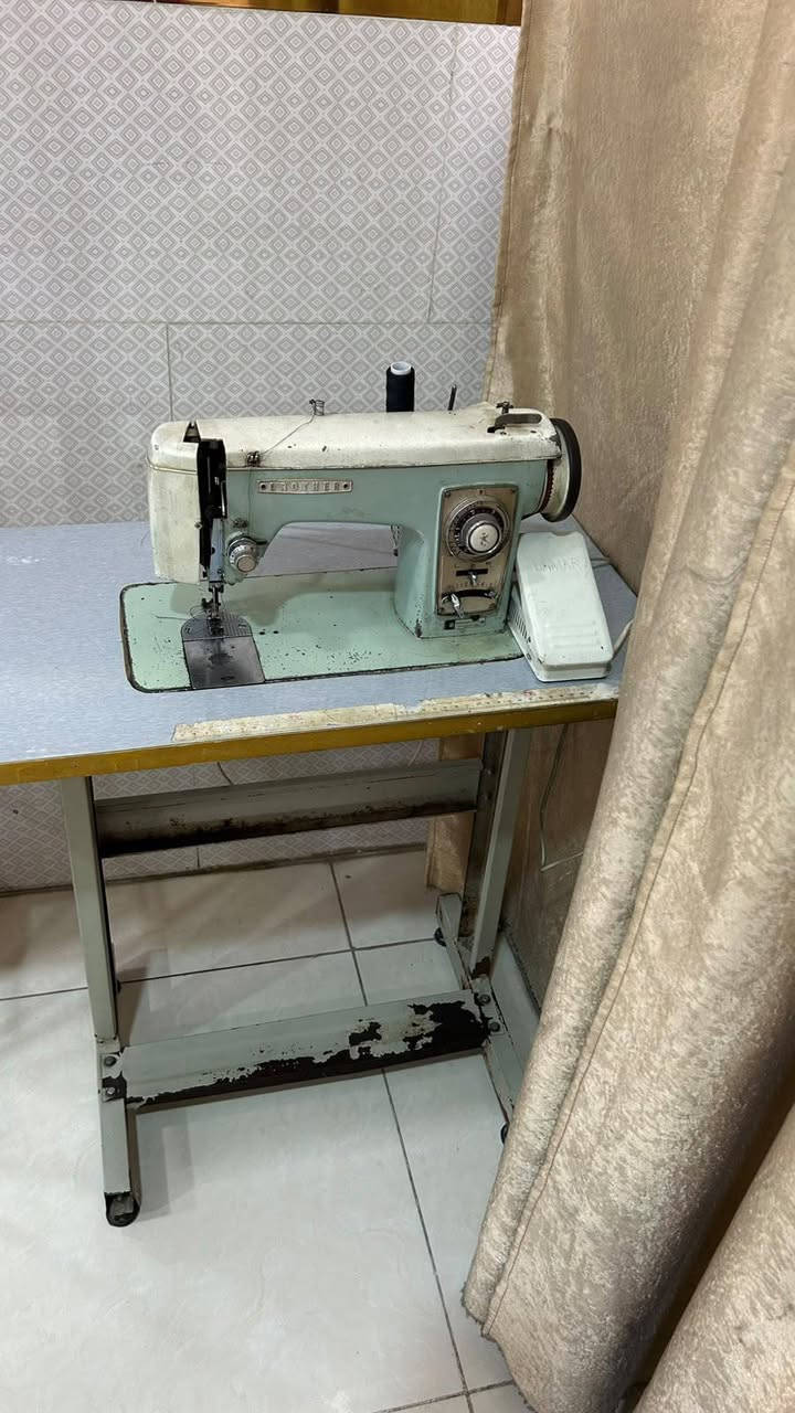 السلام عليكم  عندي هاي المكينة للبيع ياباني اصلي نظيفة فقط الرجل بيها كسر  هي والميز للبيع سعرها  ١٤٠ بيها مجال 
وهذا سرير الطفل هم نظيف كلش  للبيع   بس بدون الفراش والموسيقى  ب٦٥ بيها مجال   ***********
