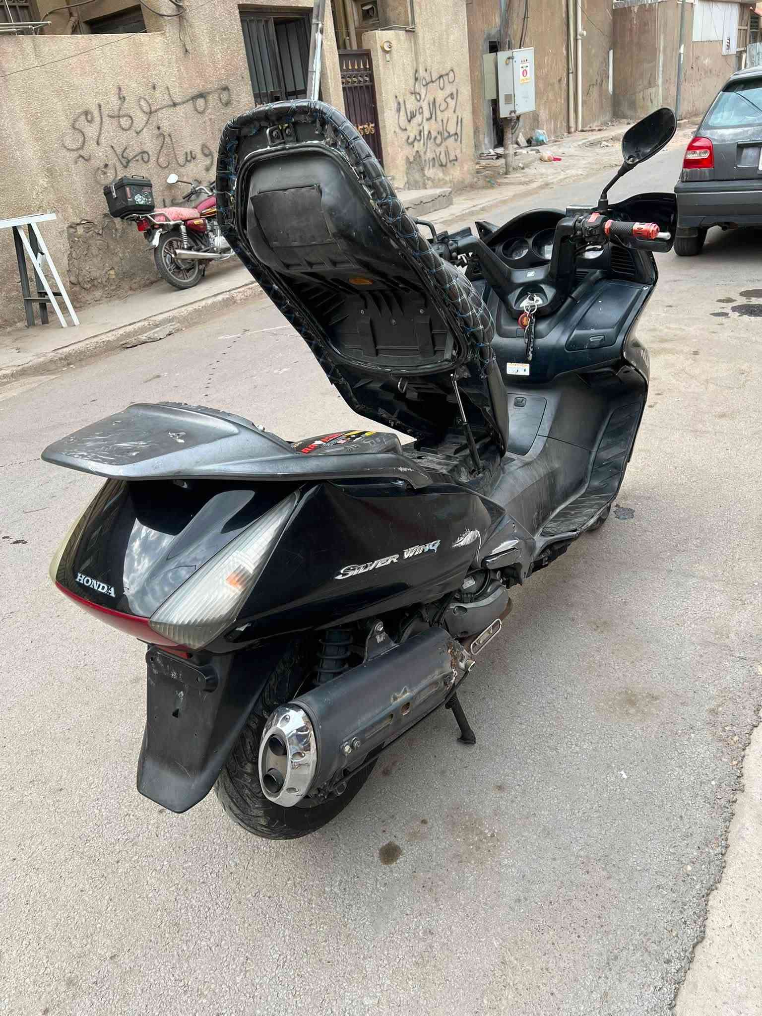 السلام عليكم للبيع سلفر ونج مكينه400   مكينته مكفوله دراجه كهربائيات كله شغاله دراجه يرادله بجم او ترتيب للبجم ويرادله جاملغ امامي وترايش الجوه دراجه شغاله ومكينه مكفوله  سعره 950 الف وبيه مجال مكان بغداد الدوره شارع 60 رقم ‭***********
