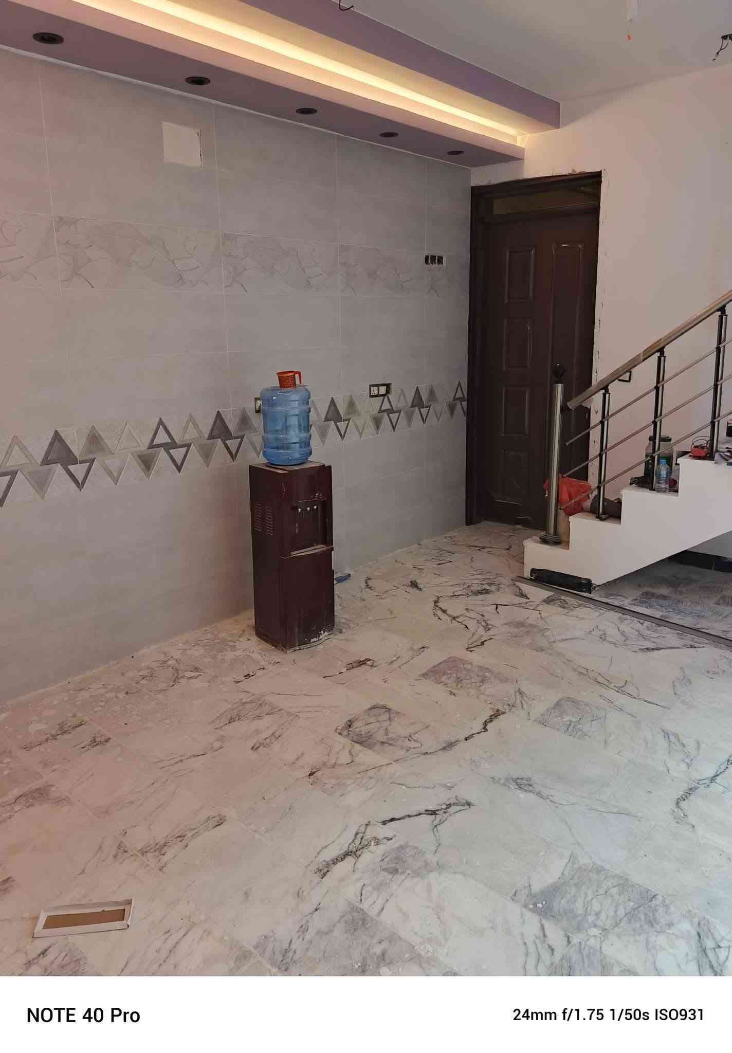 دار البيع حي الجهاد
على اربع  شوارع ديوان الظباط  طابق اول مطبخ استقبال غرفه نوم صحيات طابق ثاني ٢غرفة نوم  مقابيل صيدلية نهج السلام و بيطري كولاء
مساحة ١٠٠ متر 
***********

نص مكتوب في الصور:
- 27/01/2025 18:17 XIAOMI 12T
- 20/09/2025 06:48 XIAOMI 12T
- 20/09/2023 06:48
- XIAOMI 12T
- 02/02/2025 15:32 XIAOMI 12T
- NOTE 40 Pro 24mm f/1.75 1/50s ISO2137
- NOTE 40 Pro 24mm f/1.75 1/50s ISO1137
- NOTE 40 Pro 24mm f/1.75 1/50s ISO931