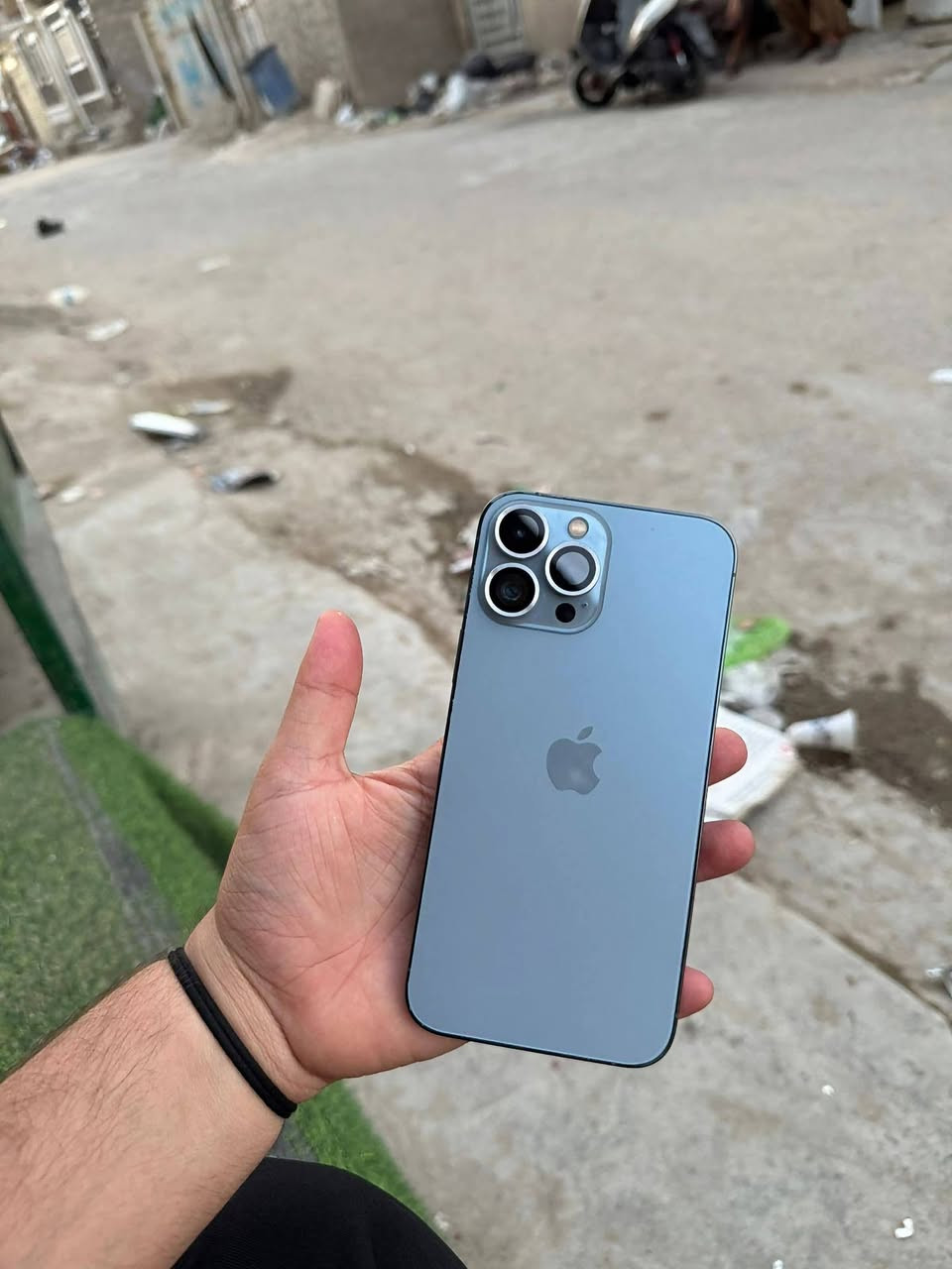 للبيع ايفون 13 Pro Max
*الذاكرة*: 256GB
*اللون*: ازرق بحري
*البطارية*: 100% مستبدلة
*النسخة*: شرق اوسط مو امريكي
*الشاشة*: مستبدلة سوفت اولد 3 خيارات - لمس ممتاز
*النضافة*: 100%
*الكامرات*: مستبدلة. الواسعة متوقفة والباقي كله مكفول وشغال
*الشغال*: اتصال ✅ سيم كارت ✅ فيس ايدي ✅ واي فاي ✅
*الملاحظة*: الجهاز مابي عطل او مشاكل. تستخدمه طبيعي وتجي تفحص على راحتك
*السعر*: 420 ألف وبي مجال
*للتواصل*: *********** واتساب متواجد
