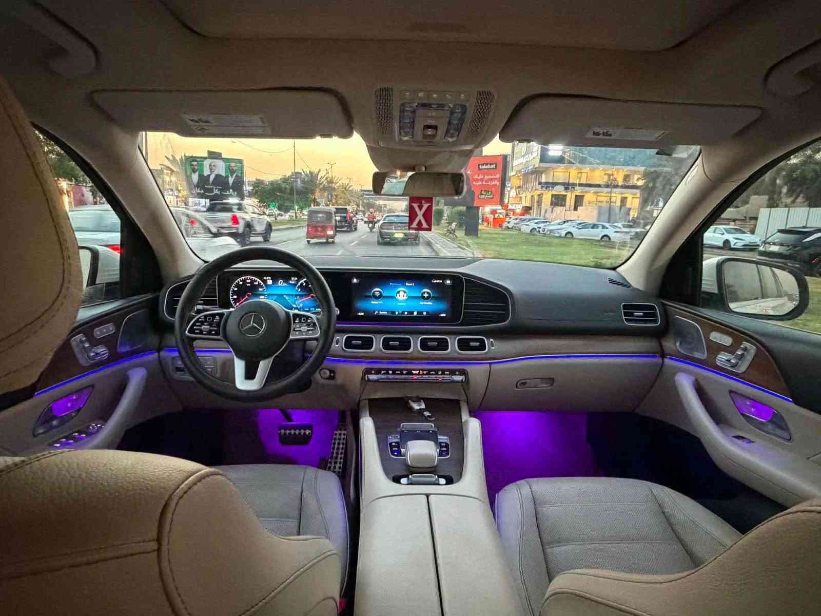 السلام عليكم.. للبيع سيارة مرسيدس GLS 580 (المحرك الجبار 8 سلندر)، السيارة قمة بالنظافة، وجاهزة للاستخدام وباسمي تحويل ثاني يوم بمرور بغداد.
 الموديل: 2020
 المحرك: 8 سلندر توين توربو (V8 BiTurbo) سعة 4.0 لتر - قوة وعزم جبار مع تقنية EQ Boost الهجينة.
 الممشى: 62 ألف ميل فقط.
 نظام الدفع: دفع رباعي مستمر (4MATIC).
 الرقم واللوحات: رقم بغداد والسيارة باسمي.
✨ أبرز المواصفات:
 سقف فتحة (سلايد روف).
 3 قطع كراسي (7 مقاعد) جلد طبيعي فاخر تحكم كهربائي كامل.
 كراسي أمامية (تدفئة، تبريد، ومساج بوضعيات متعددة).
 نظام تكييف متطور وعزل حراري تام لكل راكب.
 شاشات Mercedes MBUX الكبيرة تعمل باللمس ونظام صوتي فاخر (Burmester).
 كاميرات 360 درجة (رؤية محيطية كاملة للمساعدة على الركن).
 رادارات متكاملة (تحديد مسار، مانع تصادم، مثبت سرعة تفاعلي).
 نظام تعليق هيدروليك (AIRMATIC) لراحة تامة على الطرقات والمطبات.
 أبواب شفط (Soft-close).
 إضاءة داخلية محيطية Ambient Lighting بـ 64 لوناً.
⚠️ حالة البدي والضرر ():
 السيارة بيها 3 قطع صبغ (جاملغ مبدل ومصبوغ + باب مصبوغ + بنيد مصبوغ).
 ملاحظة  السيارة بدون إيرباغ (ما طاك)، وبدون شاصي ولغد، الدواخل والأساسات كلها سليمة وجاهزة وكالة.
📍 مكان السيارة: بغداد..
📞 للتواصل والاستفسار 
رقم الهاتف: ***********
متواجد واتساب. بغداد, العراق
