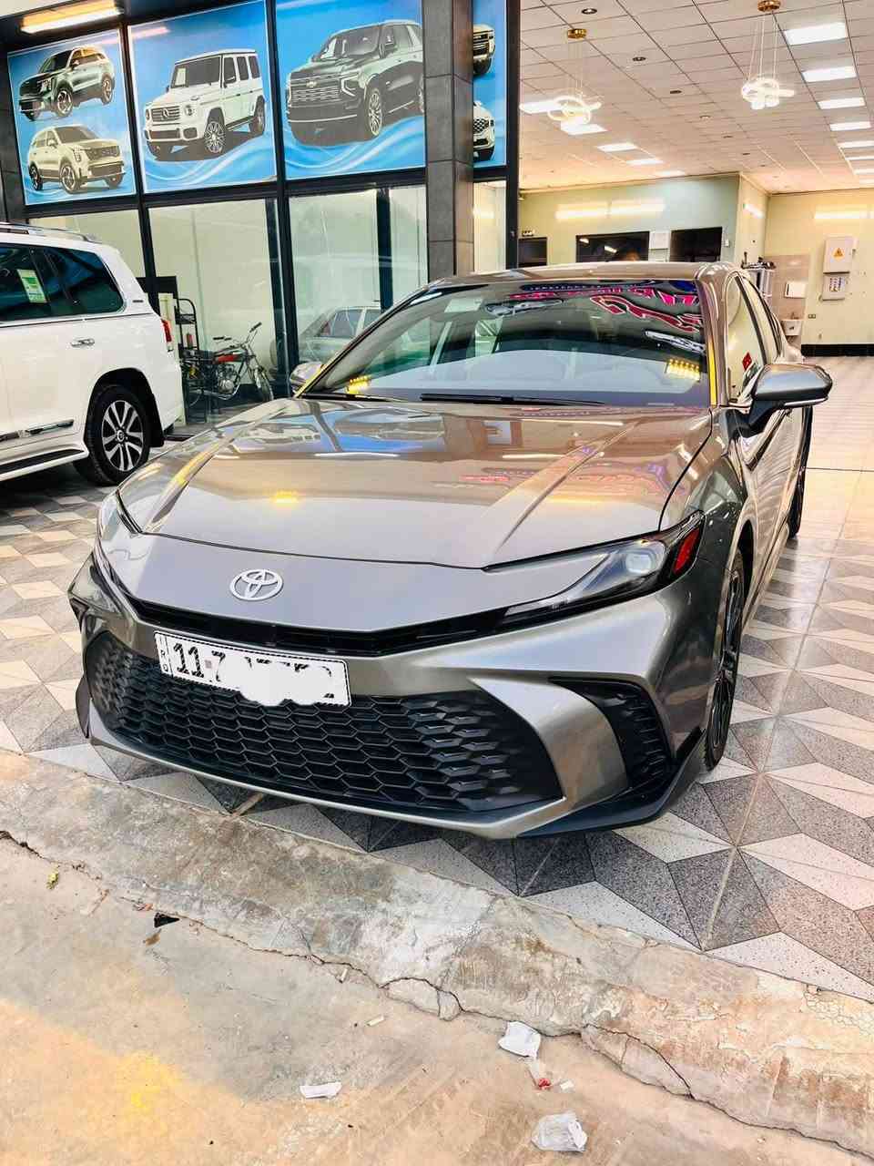 Camry SE 2025 
المحرك: 2.5 لتر، 4 سلندر (Hybrid )
القوة: 204 حصان.
العزم: 243 نيوتن.م.
القير: أوتوماتيك 8 سرعات.
الدفع: AWD
المقاعد: 5 
ماشية :13 الف 
تشغيل بصمة 
شاشة USB وApple CarPlay
 وAndroid Auto.
أنظمة أمان تشمل ABS، 
الثبات الإلكتروني
كاميرا وحساسات، وToyota Safety Sense  �
فول مواصفات ما عدا فتحة 

الاستفسار الاتصال 
***********
