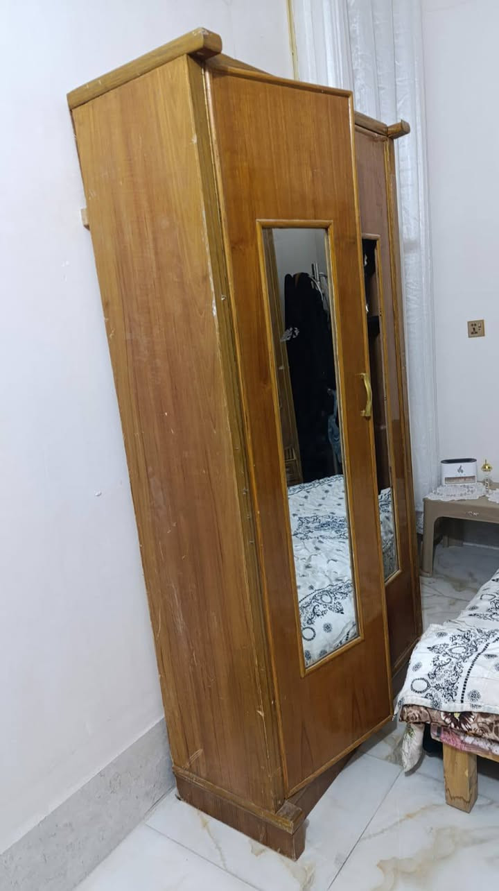 السلام عليكم غرفه صاج طابقين 6  بيبان نضيفه بس عوزها تلميع  يدات  السعر  325 بيها مجال العنوان كربلاء حي السلام الاتصال ***********
