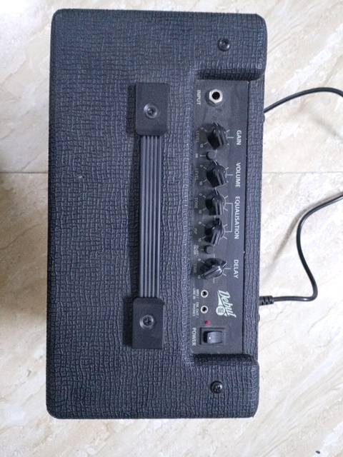 blackstar debut 15e

الوصف
القدرة: 15 واط.
.(Stereo) إنش 3 x 2 :السماعات *
.Overdrive و Clean :القنوات *
موجود لتغيير طابع الصوت بين الأمريكي :ISF *
والبريطاني
* Tape Echo: تأثير Echo مدمج يحاكى أجهزة
الشريط القديمة
* مدخل AUX: لتشغيل أغاني من الهاتف.
* مخرج Headphones: مع محاكاة كابينة للتدريب أو التسجيل.
* Line In للموسيق
سهل الاستخدام للمبتدئين.
صوته ممتاز مقارنة بسعره.
كلين جميل جداً.
الإيكو المدمج حلو للشوكيز.
خفيف الوزن.
ما يحتاج صيانة لامبات و السعر 320000 دينار عراقي
