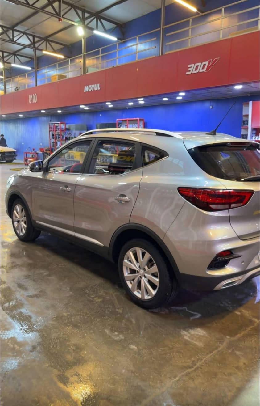 للبيع2024 MG ZS 1.5
* المحرك: 1.5 لتر، 4 سلندر بنزين
* القوة: حوالي 112–118 حصان حسب السوق والمواصفة
* العزم: 150 نيوتن.م
* القير: CVT أو أوتوماتيك 4 سرعات حسب سنة/نسخة السيارة؛ مواصفات ZS 2021 العراقية المنشورة تشير إلى 1.5 بقوة 112 حصان و150 نيوتن.م. 
* الدفع: أمامي FWD
* الخزان: حوالي 48 لتر
* عدد المقاعد: 5
* سعة الصندوق: حوالي 448 لتر
* السرعة القصوى: حوالي 170 كم/س
* 0–100 كم/س: حوالي 10.9 ثوانٍ للنسخة 112 حصان. 
* الأبعاد: تقريباً 4.31 م طول × 1.81 م عرض × 1.62 م ارتفاع. 

من الصور تحديداً السيارة تبدو بفئة جيدة التجهيز: جنوط ألمنيوم، قضبان سقف، حساسات خلفية، ومقصورة بلمسات جلدية/فخمة 
السعر 135  
مكان الديوانية حي الجزائر ***********
