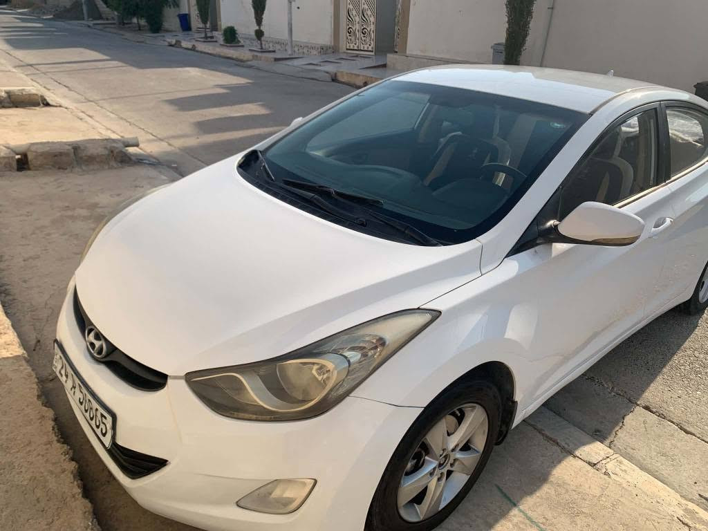 HONDAI ELANTRA 2013
هونداي النترا 2013 ابيض
بجم وخلفي كبس بيها اربع قطع بدون دواخل ..
سنوية الى 2028 شرط وكالة و تحويل مباشر ((بيها كوبون بنزين))
سعر 98 ومجال بسيط
رقم الهاتف / *********** واتس اب و اتصال
مكان السيارة  دهوك /بردرش دهوك, العراق
