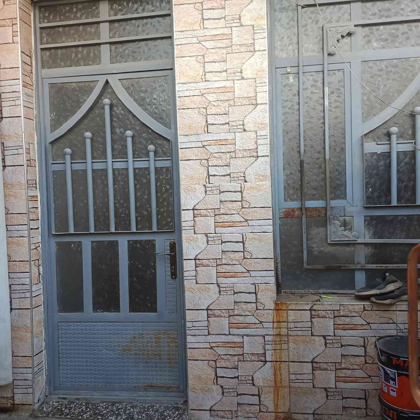 دار للبيع مساحة ٩٠م
بناء طابوك 
يحتوي على طابق واحد كراج + استقبال+ حولي + صحيات+منور +غرفه نوم+بيتونه +سطحين 
سند أصفر 
حي البساتين السلام
من جهة المستوصف.. 
كل الخدمات كامله 
سعر ٤٧وبي مجال 
أكثر استفسار اتصل 🗣📲📞
***********
