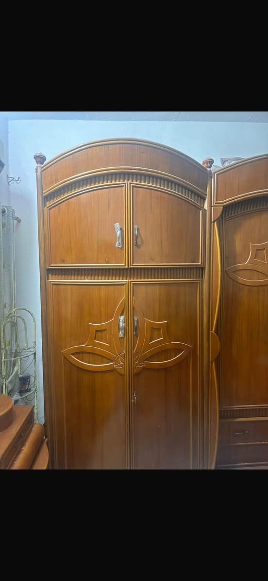 السلام عليكم
عندي غرفة صاج للبيع نظيفة وجبيرة 
ملحقاتها 
جرباية ميز تواليت كنتور كنتور ست ابواب 
وتلاث اماكن تخزين ثنين ب الاعلى و وحدة ب الاسفل 

الغرفة نظيفة وحلوة ما متعوبة 

السعر ب الخاص 

الي حاب يعرف التفاصيل يتواصل وياي على هل رقم 
***********
