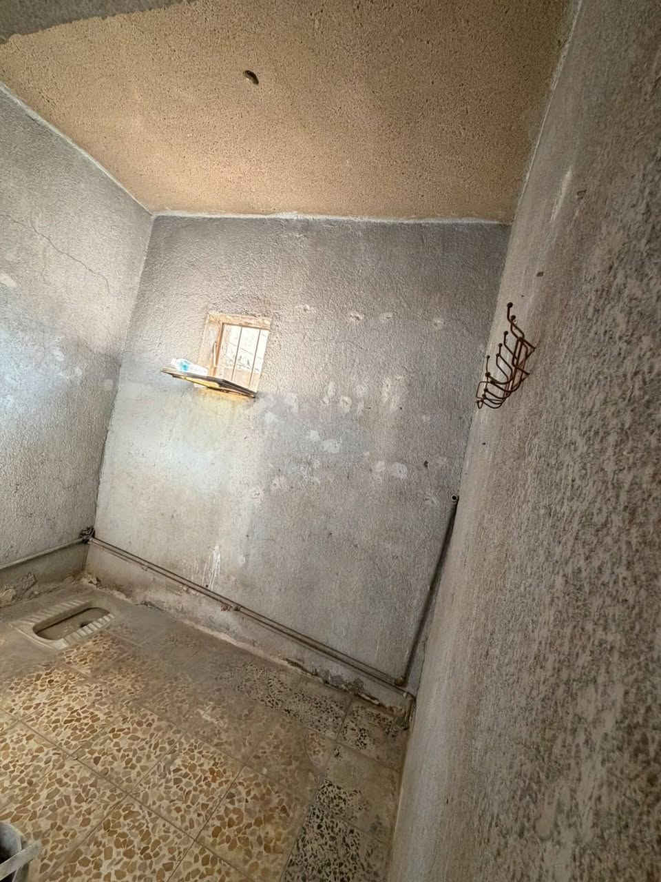 دار للبيع في منطقة الشرطه الخامسه بناء قديم المساحه ٢١٠ متر يحتوي على صاله ومطبخ و ٤ غرف نوم وخدمات بسعر مناسب المراجعه مع مكتب الاماني للعقار للاستفسار/ ***********
