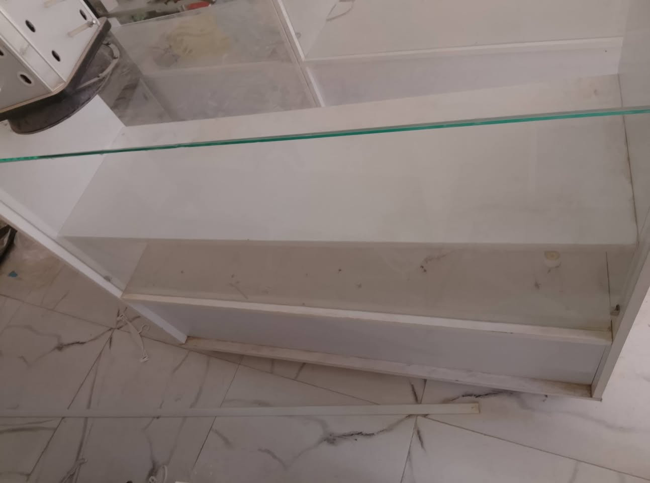 السلام عليكم ميز يجي 3طوابق شغل اصلي 
عدد 6ميوزه سعر ميز الواحد 125قفل من الأخير 
تواصل ***********
