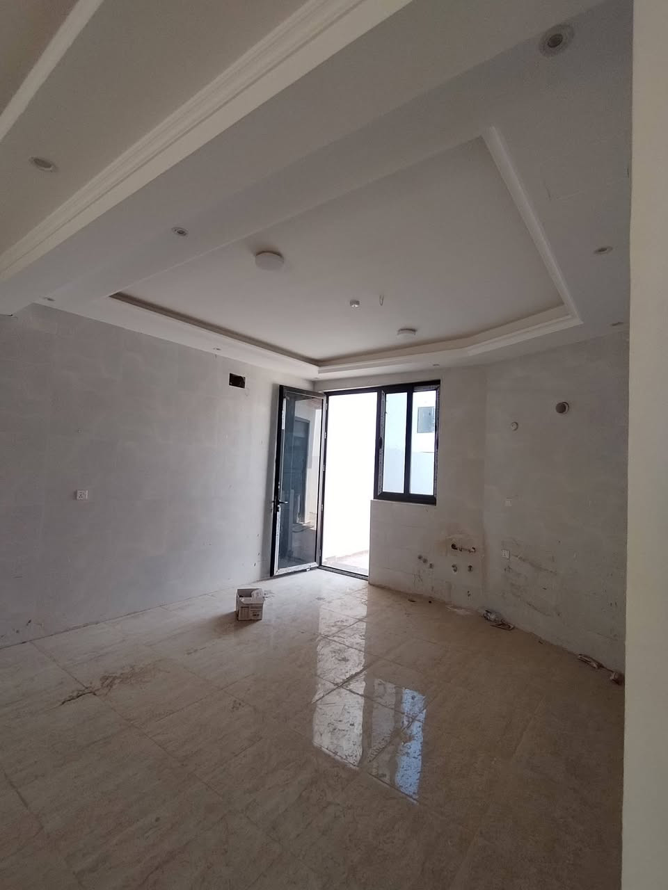 بيت للبيع بمجمع الرياحين السكني استلام وجبة اولى
موقع المجمع بغداد - طريق بغداد-موصل. مجاور محطة كهرباء التاجي التحويلية. يبعد 15 دقيقة عن بوابة الكاظمية. المجمع على الخط السريع مباشرة.
المجمع يحتوي على مساحات خضراء ومدارس ومراكز تجارية.

باقي من التسديد اقل من 87 مليون تستلم تسكن مباشرة التسليم بعد أيام.. بعد التسليم السعر يرتفع اذا تشتري هسة توفر على نفسك هواي. 
نموذج B زون الضباط 200 متر يحتوي على حديقة وكراج وكلدور و ثلاث غرف نوم، ثلاث حمامات استقبال كبير وغرفة معيشة كبيرة، منور جانبي ومنور خلفي كبير يصير حديقة رهيبة والخريطة معروفة مع بالكونة ملحقة بغرفة النوم الكبيرة
درج دائري مو مربع ومطبخ مفتوح على غرفة المعيشة يعني ينفع يصير المطبخ نظام جزيرة. تصميم المطبخ جاهز هدية مع البيت.
التانكي والسخان والماطور الصاعد من ضمن التاسيسات مشدودة وجاهزة
منظومة غاز انابيب عالعداد يعني انسى شيلة القنينة وخطر التسريب. 
قريب عن السوبرماركت والتشجير 90 متر وعن المدارس  300 متر يعني خمس دقايق مشي.

للمعلومات الاتصال او مراسلة واتساب
 ***********
