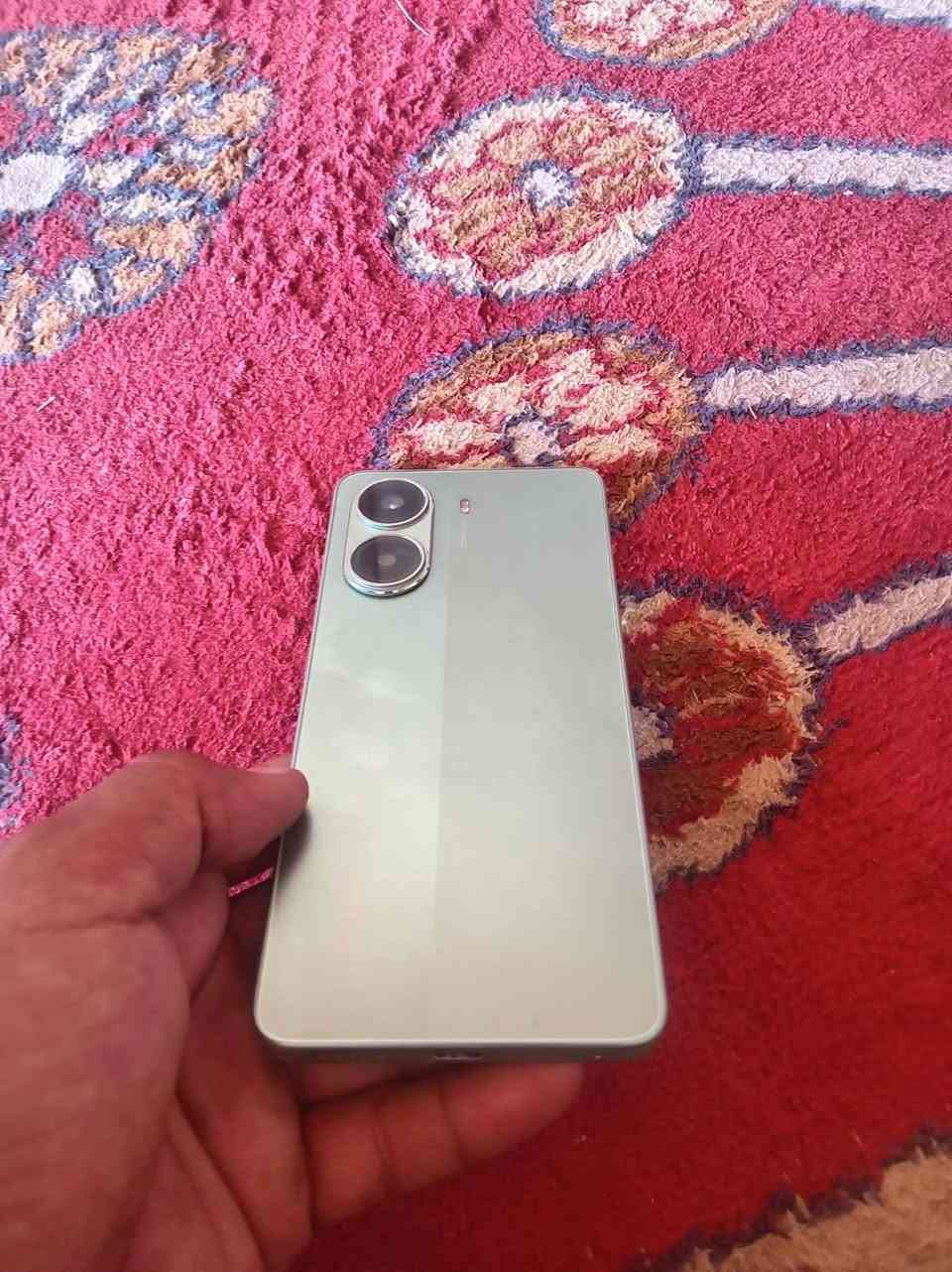 الجهاز الظاهر في الصورة هو POCO X7 Pro.
​مواصفات الجهاز (المساحة والذاكرة)
​سعة التخزين: 512 جيجابايت (يظهر في الشاشة المتبقي منها مع التوسيع Virtual RAM).
​الذاكرة العشوائية (RAM): 12 جيجابايت أساسية + تدعم تمديد ذاكرة وهمية يصل إلى 16 جيجابايت إضافية.
​المعالج: MediaTek Dimensity 8400-Ultra (معالج قوي جداً مخصص للألعاب والفئات العالية).
​الشاشة: AMOLED بحجم 6.67 بوصة، بدقة 1.5K، وبمعدل تحديث 120Hz.
​الكاميرا: رئيسية بدقة 50 ميجابكسل مع مثبت بصري OIS + كاميرا واسعة 8 ميجابكسل، وأمامية 20 ميجابكسل.
​النظام: HyperOS 2.0 مبني على Android 15 (يظهر في الشاشة تحديث أمان أندرويد 2026).
​البطارية والشحن
​سعة البطارية: 6000 مللي أمبير.
​الشحن السريع: قدرة 90 واط HyperCharge (يشحن إلى 100% خلال حوالي 42 دقيقة).
​أداء الألعاب وعدد الفريمات (ببجي - PUBG Mobile)
​عدد الفريمات: يدعم خيار 120 فريم (120 FPS) في لعبة ببجي على إعدادات (Smooth)، أو 90 فريم بأداء مستقر وثابت جداً.‏ السعر 350 بي مجال مكاني ديالى الخالص ماعندي توصيل رقم التواصل بي واساب ‏‪***********‬‏
