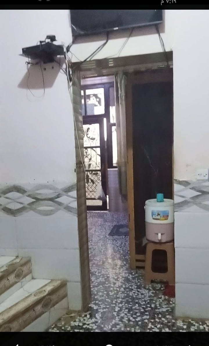 السلام عليكم اعيد النشر بسبب الوعود الكاذبة 
دار للبيع مساحته 114طابقين  
يحتوي على 3غرف صالتين استقبال سطحين منور طارمه 
السكف صب كونكريت للطابقين 
كافه الخدمات 
يتوفر أيضا مدارس بانواعه سوك افران مولد ذهبي قريب جدا عليك انتريت قريب ويبعد عن الامام الحسين عليه السلام 3كيلو ونص 
طريق البوبيات عمود 86 بدايه الحر الصغير السعر جدا مناسب 85بي مجال للطيبين ***********
