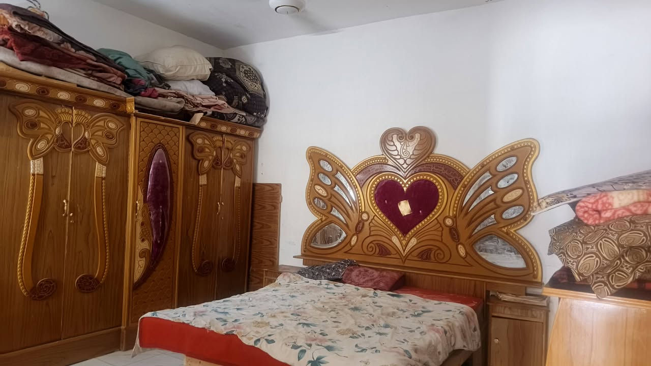 سلام عليكم  100متر للبيع اساس طابوك بناء بلوك وعكاده يحتوي على غرف نوم او صاله مطبخ او صحيات  مع محل او بي مجال تكدر تبني بي ستقبال سعر مناسب 18 مليون او بي مجال العنوان نجف شارع المطار جديد بشارع علكم بشارع حاتم الخير نهايت المقرنص لكدام شويه اقصاد مقدمه10 مليون ولباقي كل شهر 300  ***********@
