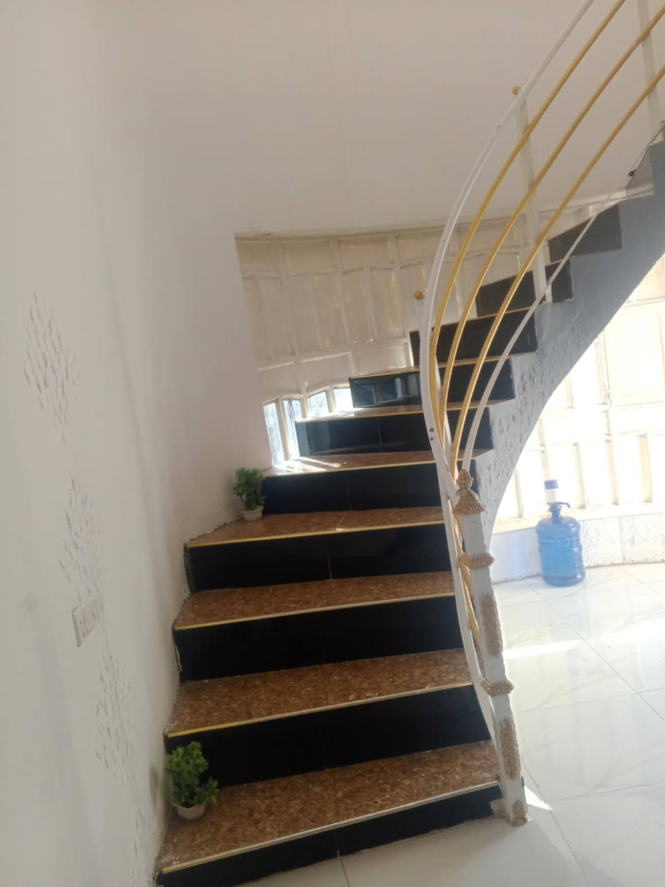 سلام عليكم من رخصت ابو الكروب بيت اللبيع طابو زراعي سند ٢٥ مساحة ٢٠٠م بناء درجة أولى يتكون من غرفتين نوم وصالة واستقبال ومطبخ وصحيات داخلية وخارجية يبعد عن شارع العام ١٠٠م العنوان طريق السنية الاتصال على الرقم ***********
