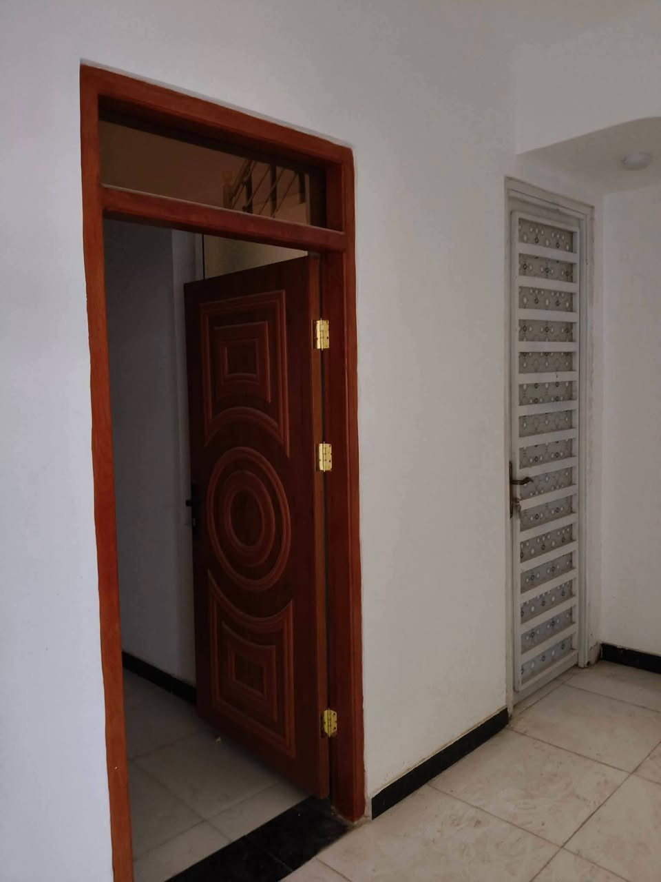 بيت للبيع في حي الشهداء مساحه 80متر طابقين حديث حالي فارغ البيت يحتوي على 4غراف نوم السعر 130مليون مع المجال مكتب التساهل العقار ***********

نص مكتوب في الصور:
- الدار للبيع