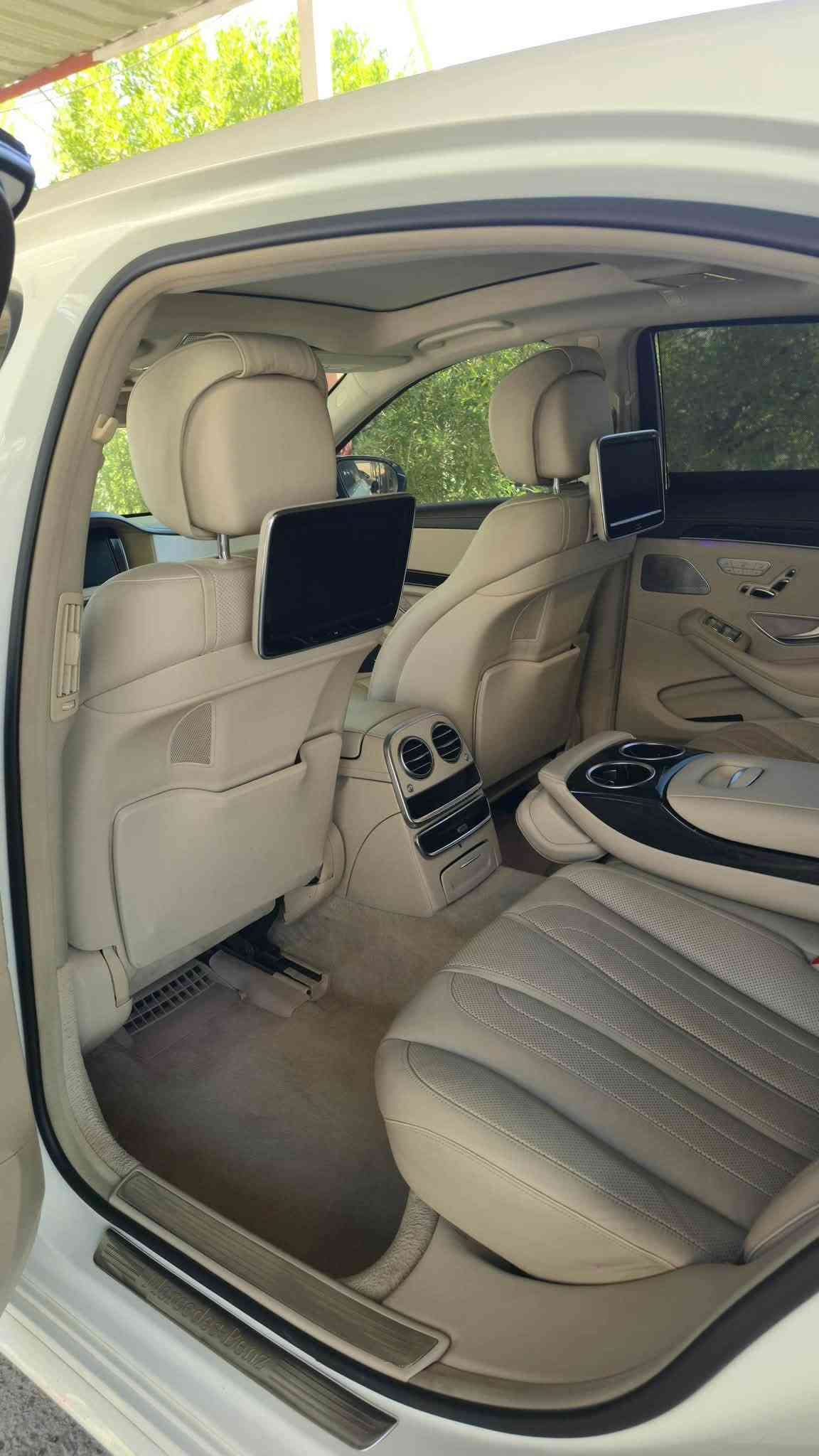 السلام عليكم قطعة مميزة s class  (( AMG)) 2015 خليجيه ونادرة  جداً مواصفات لاتعد ولاتحصى 
سيارة مال بيت مركونة ومحافظين عليهة لاشخط لا زلغ لا طخة ولا هم يحزنون كفاله من الدعامية للدعاميه مال شركة السيارة (( خمس فصوص باب طويل  يعني اعله فئة بالمرسيدس ❤️ ))…. صيانة دائمة الهة من الشركة فقط 🤍 كفالة عامة من كلشي ماشيه ٩٤ حقيقي 
المواصفات 
*بنوراما 
*كشنات تدفئة تبريد خزن ومساج VIP
*بردات تضليل كهربائيه بلاديه من الشركة 
*ثلاجة 
*جكات
*ناظوو ليلي 
*كاميرات ٣٦٠ درجة 
*حساسات محيطيه
*ابواب شفط
*سستم بورمستر جيرمن اصلي 
*رادار امامي 
*تحديد مسار وقيادة ذاتيه 
*توقف ذاتي 
وبعد بيهة هواي مواصفات تجي تفحص وتشوف بعينك 
السعر ٤٠ الف دولار يعني اربع شدات وقابل للتفاوض شي بسيط وهذا رقمي *********** مكاني دورة وتحياتي للجميع
