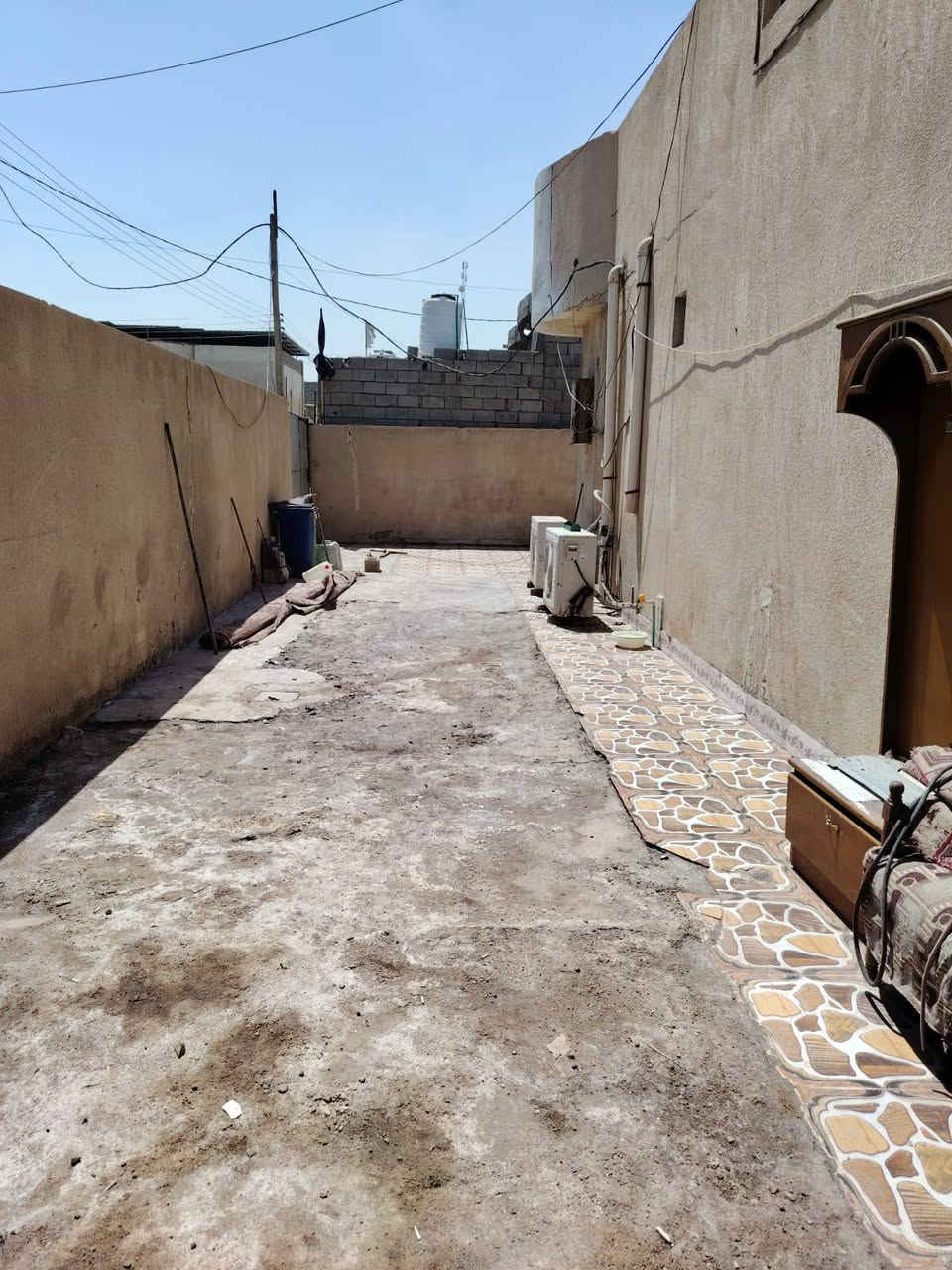 السلام عليكم يتوفر دار للبيع 

العنوان :ابي الخصيب محيله الطريق الوسطي
المساحه 270م
عدد الغرف:2
ديوانية 
صاله
مطبخ
صحيات داخليه + خارجيه
كراج جدا كبير والحديقه كذالك 
المنطقه هادئه ومتوفره جميع الخدمات من مدارس واسواق افران وصيدليه والشارع العام قريب 
السعر المطلوب 95 قابل للتفواض 
للاستفسار الاتصال على الرقم :***********
